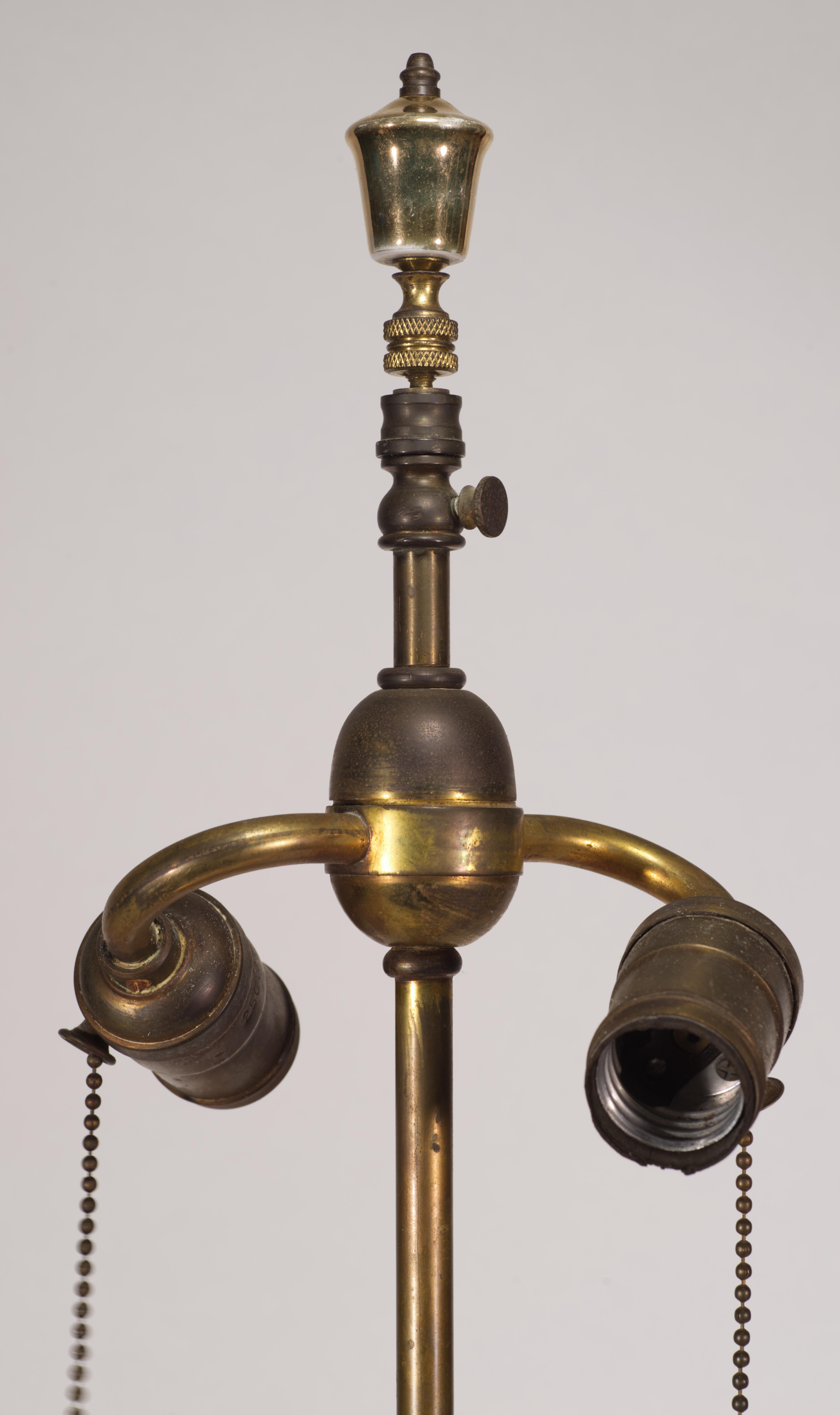 Ancienne lampe de table Urne en porcelaine peinte à la main et dorée, style Sèvres en vente 7