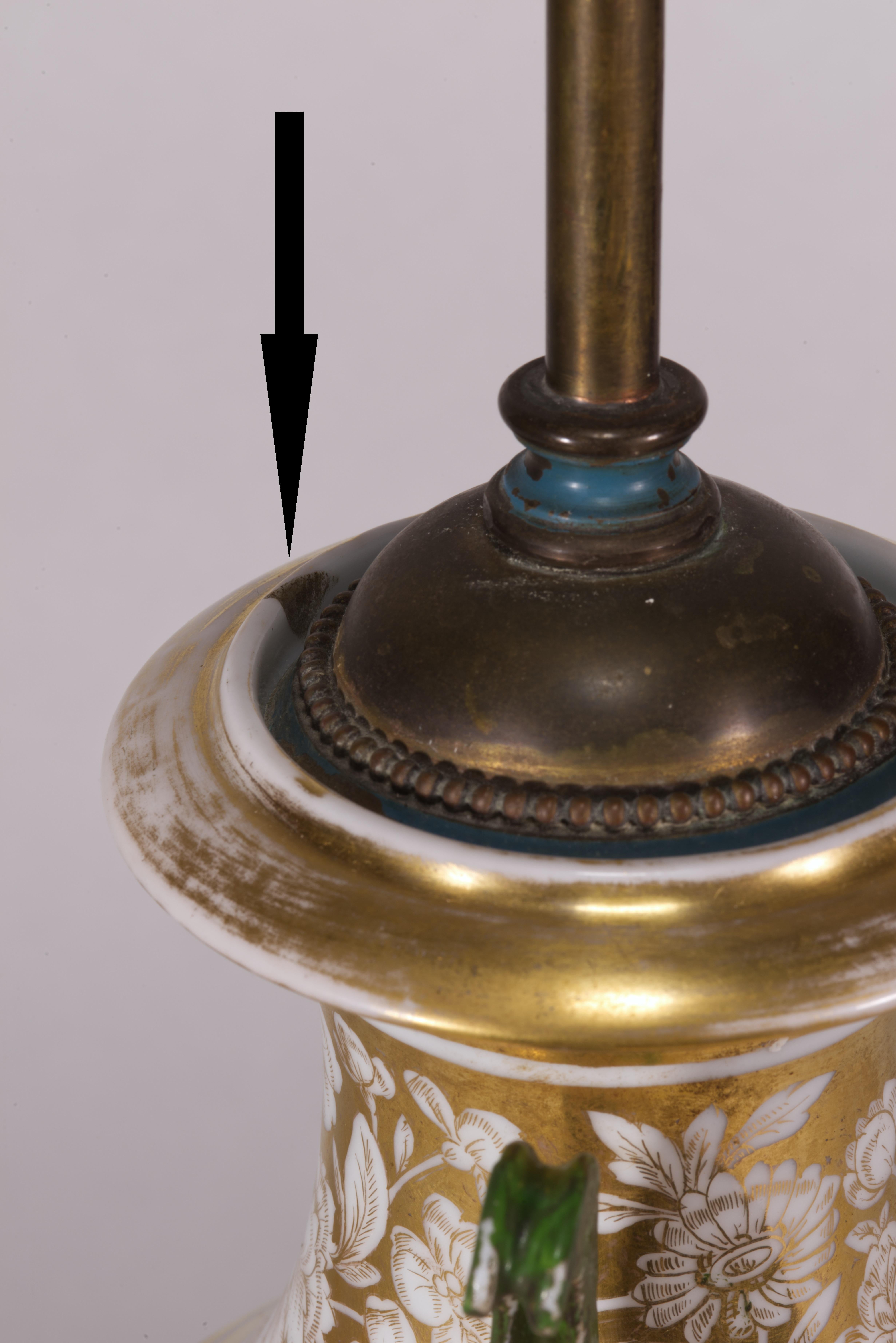 Ancienne lampe de table Urne en porcelaine peinte à la main et dorée, style Sèvres en vente 8