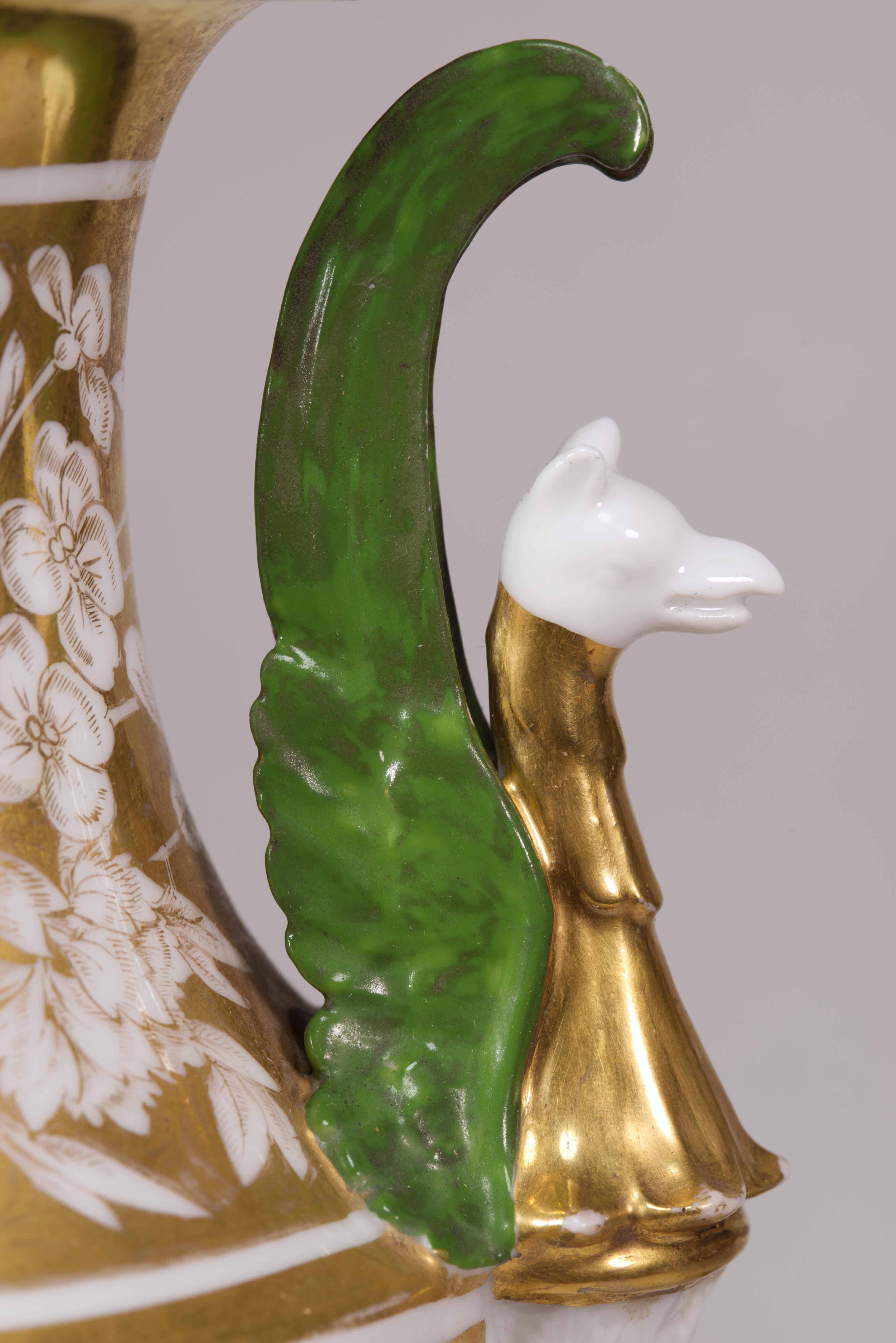 Vernissé Ancienne lampe de table Urne en porcelaine peinte à la main et dorée, style Sèvres en vente