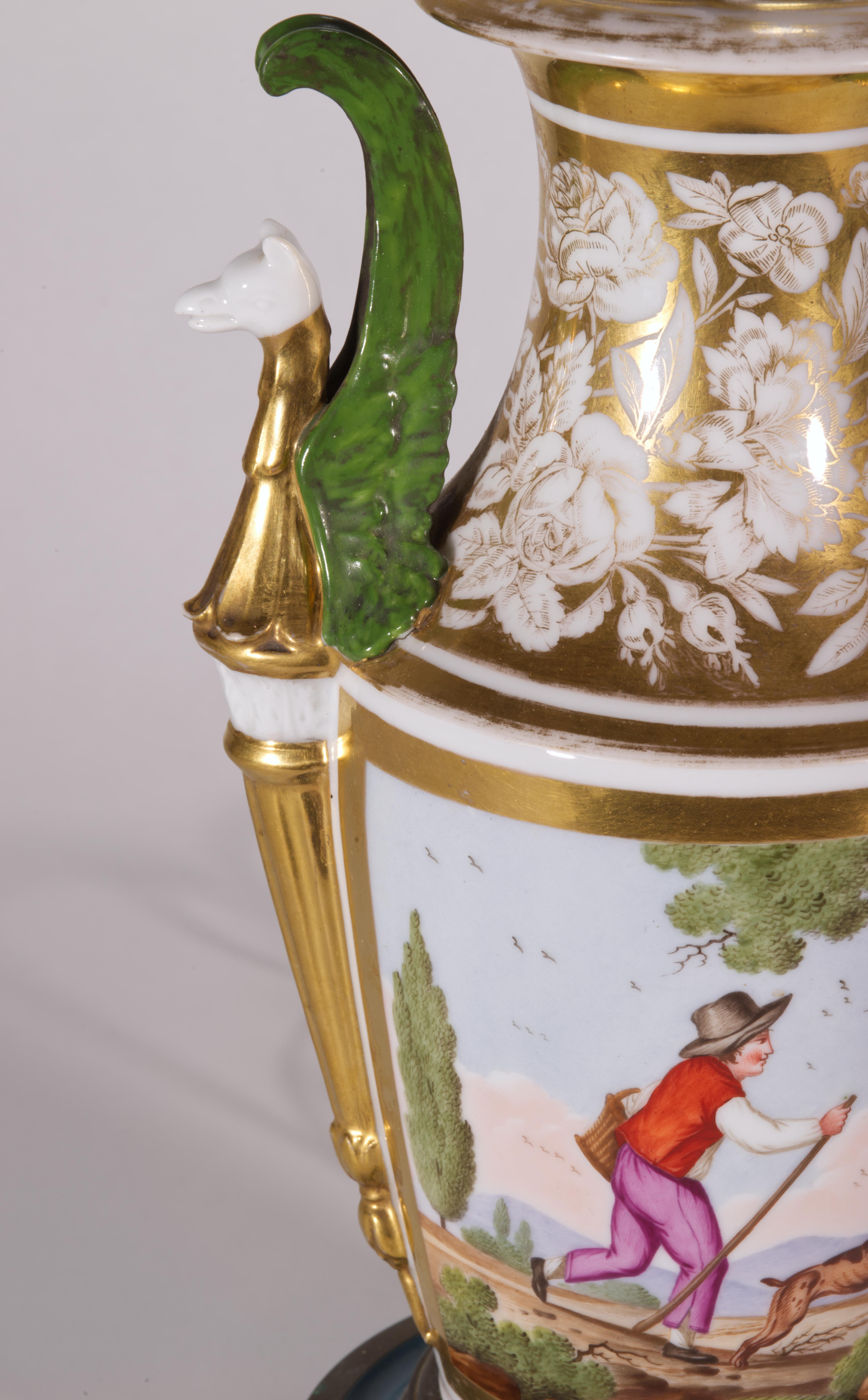 Ancienne lampe de table Urne en porcelaine peinte à la main et dorée, style Sèvres Bon état - En vente à Clifton Springs, NY