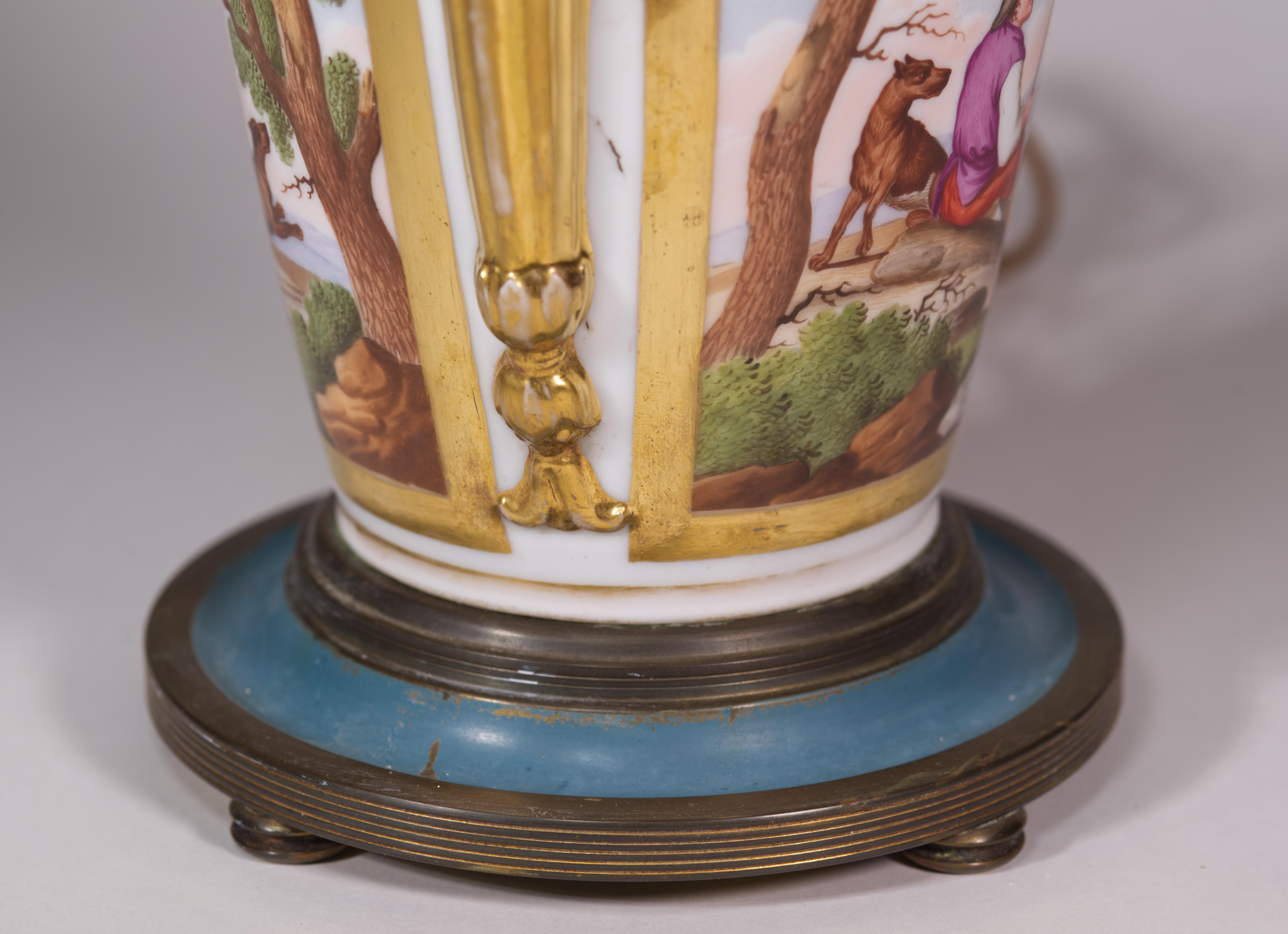 XIXe siècle Ancienne lampe de table Urne en porcelaine peinte à la main et dorée, style Sèvres en vente