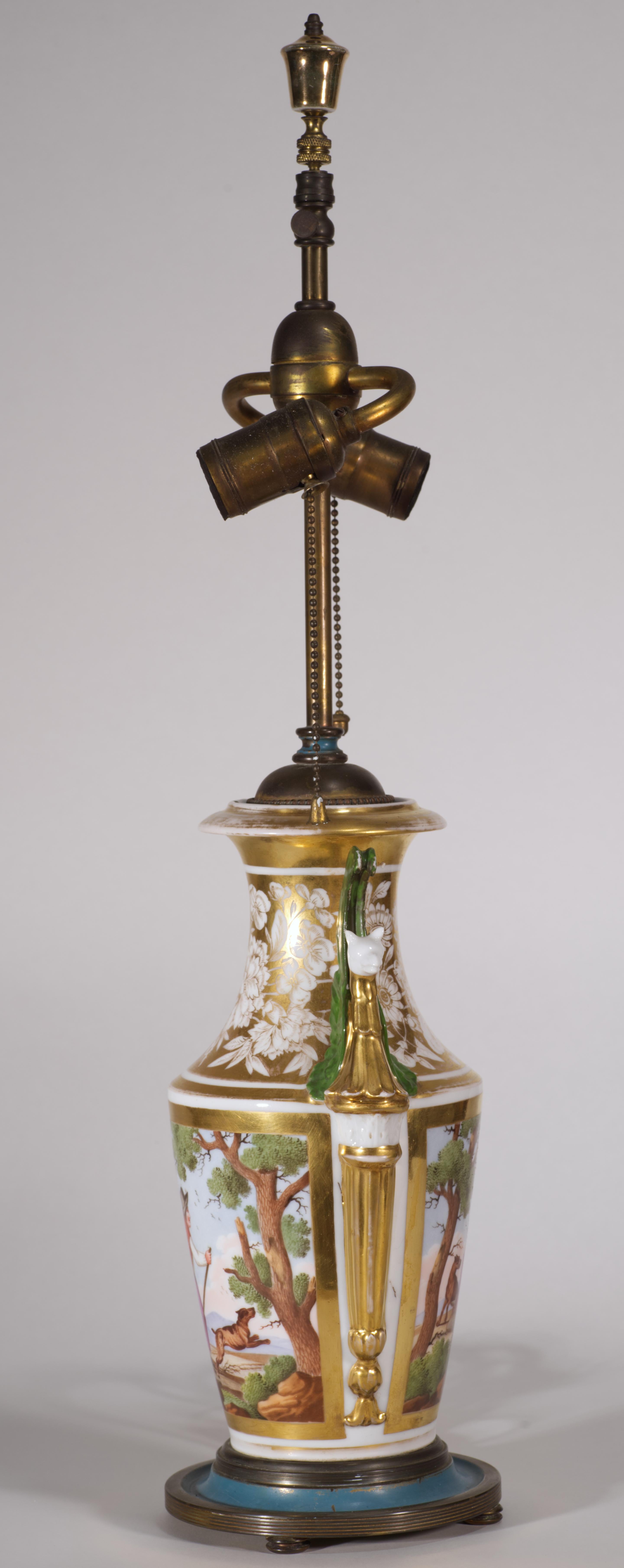 Ancienne lampe de table Urne en porcelaine peinte à la main et dorée, style Sèvres en vente 1
