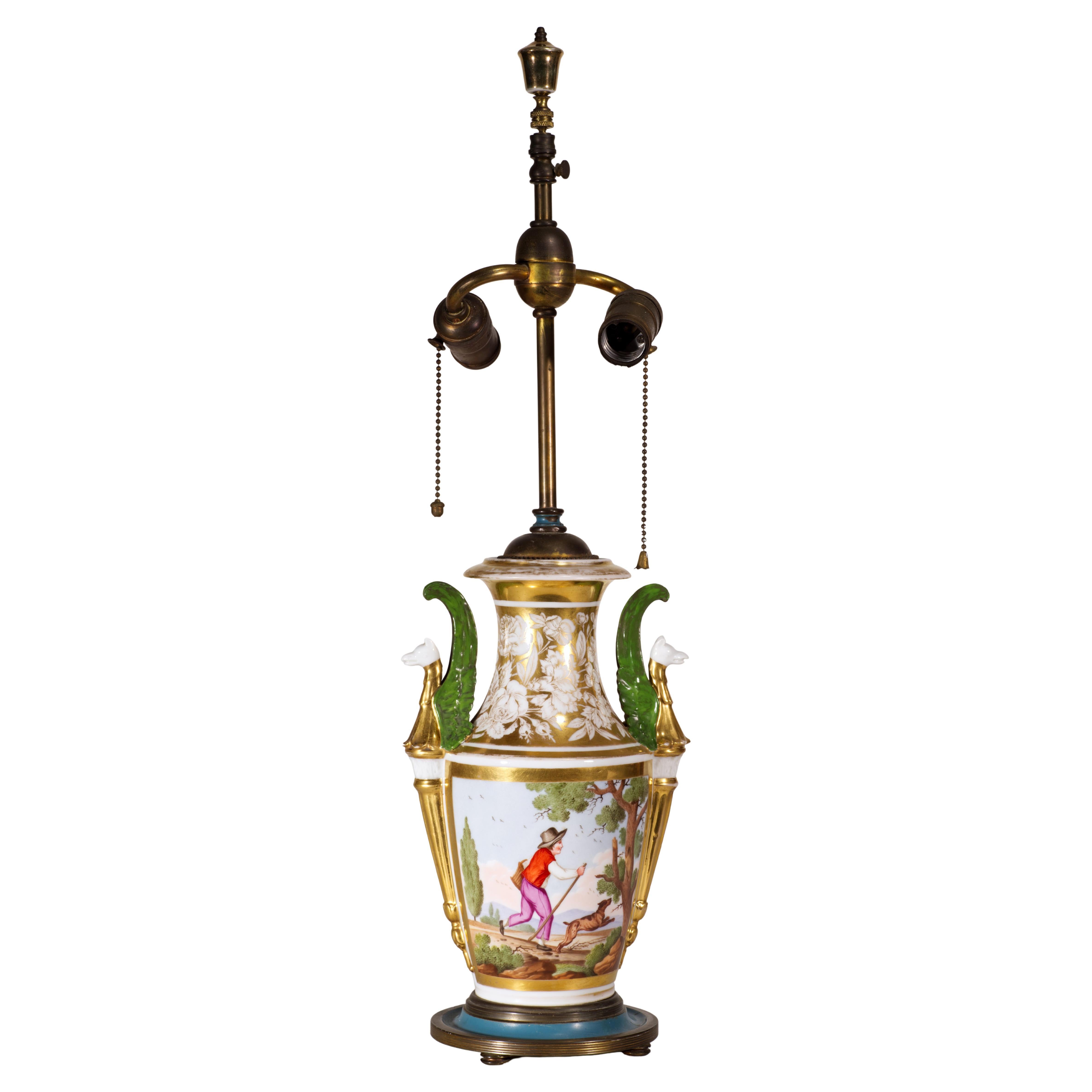 Le vase urne à deux anses en porcelaine peinte à la main, vers 1850-1880, a été transformé en lampe et monté sur une base ronde en métal émaillé et en bronze avec des pieds ronds.

Vase urne de style Sèvres, de forme Empire classique avec une forte