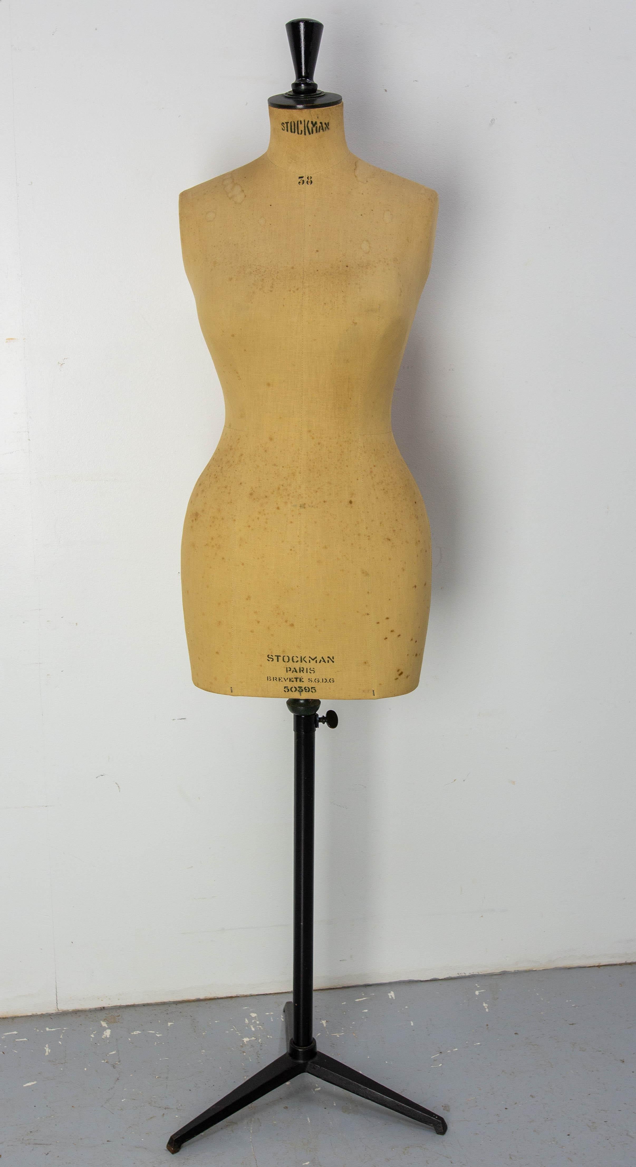Busto de costura antiguo de los años 50, de Stockman.
Los maniquíes de alta costura Stockman se fabrican a mano cerca de París desde hace 150 años. Fabricada en cartón piedra a partir de papel reciclado y recubierta con la tradicional lona de