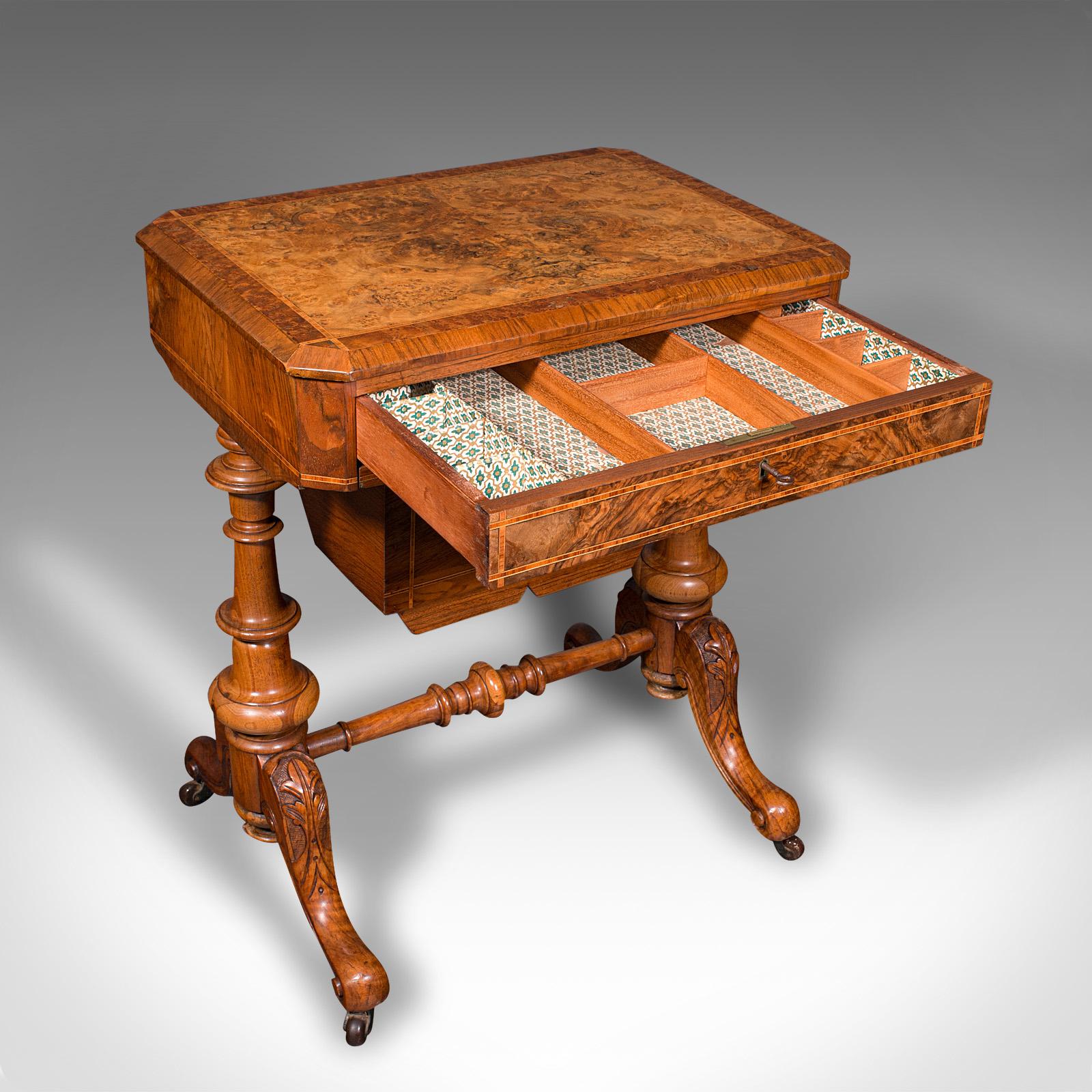 
Questo è un antico tavolo da cucito. Scatola da lavoro inglese in radica di noce e acero, risalente al primo periodo vittoriano, circa 1840.

Questo tavolo da cucito di pregio ha un fascino eccezionale.
Presenta una patina invecchiata desiderabile
