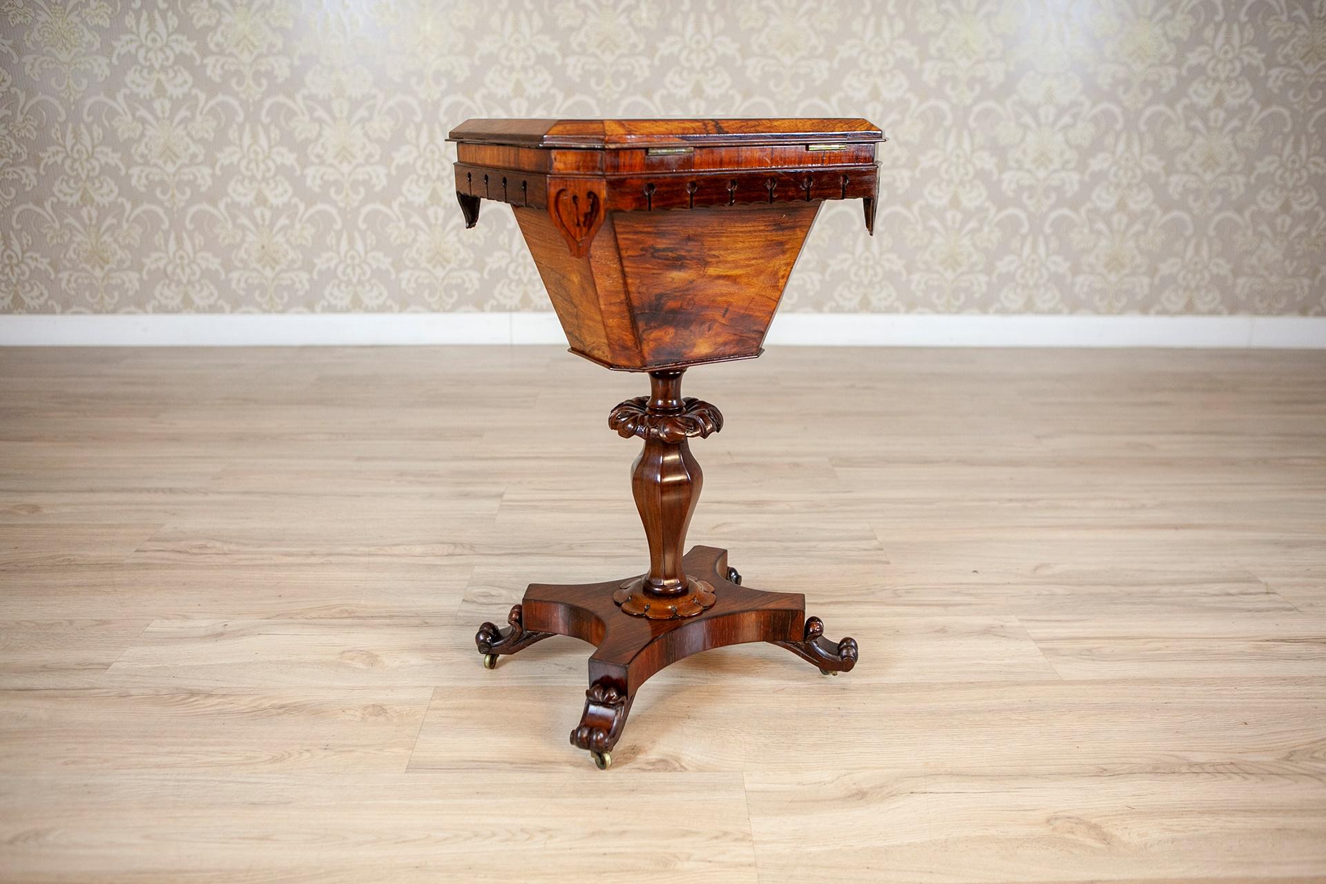 Table Biedermeier ancienne en bois de rose du 19ème siècle

Pièce de la seconde moitié du XIXe siècle dans le style Biedermeier, fabriquée en bois de rose avec de beaux motifs de grain. Le coffre présente une façade et des côtés géométriques, ainsi