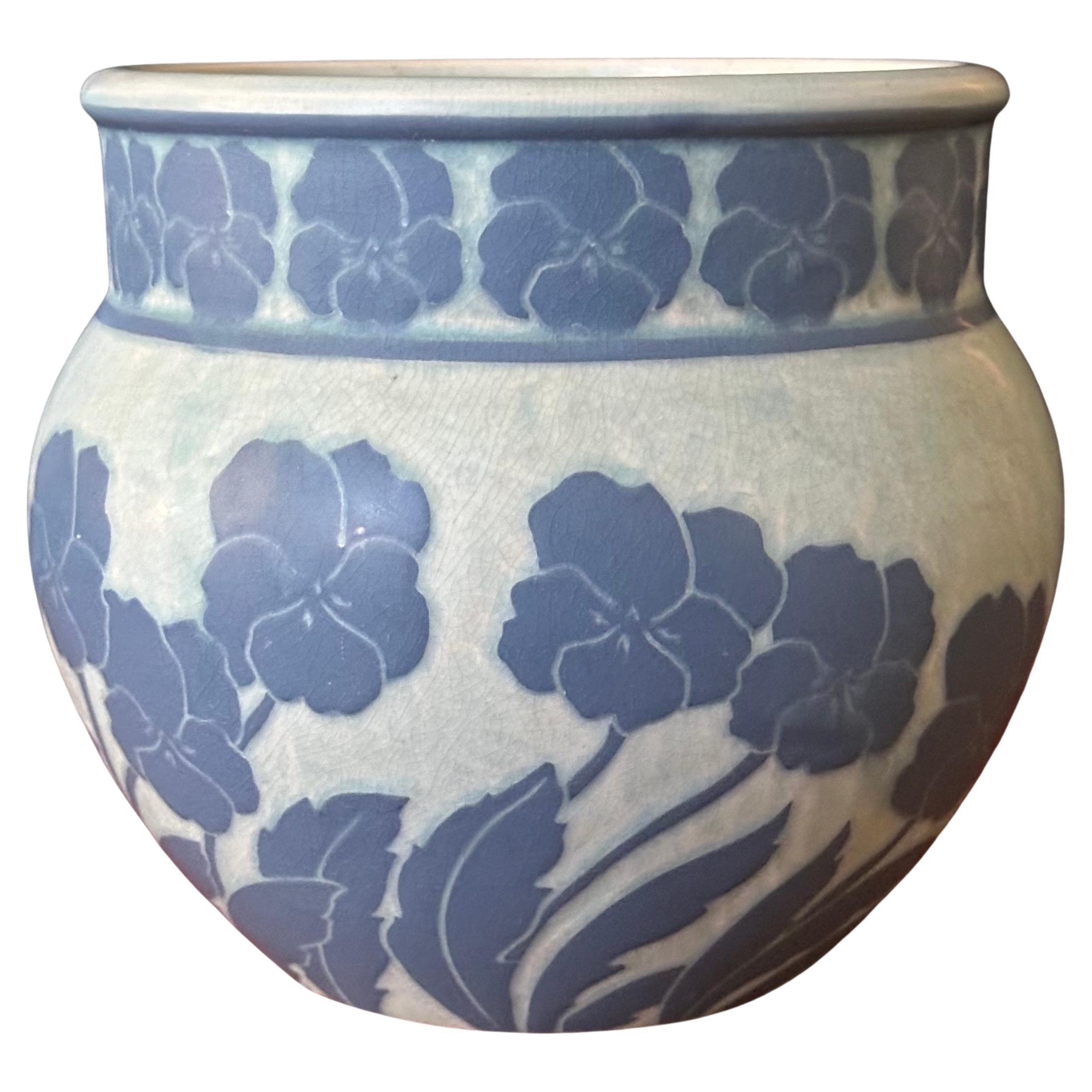 Antico vaso a graffito di Josef Ekberg per Gustafsberg, 1911 circa. Bellissimo pezzo di grandi dimensioni realizzato nel suo studio nella fabbrica di porcellana di Gustavsberg, in Svezia.  Decorazione floreale blu su sfondo crema chiaro. Josef