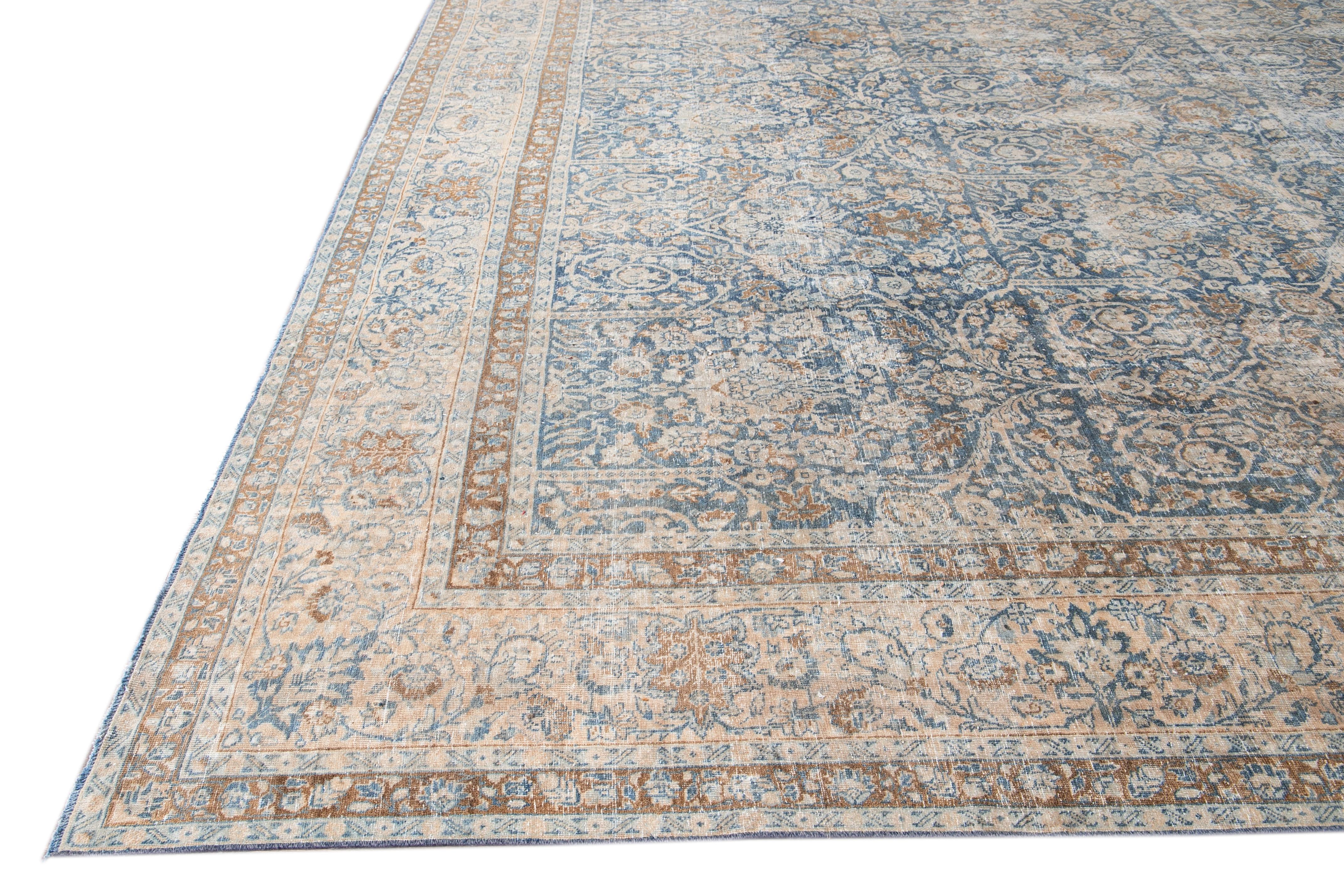 Antiker handgefertigter Oversize-Wollteppich in Blau und Tabriz im Shabby Chic-Stil (Persisch) im Angebot
