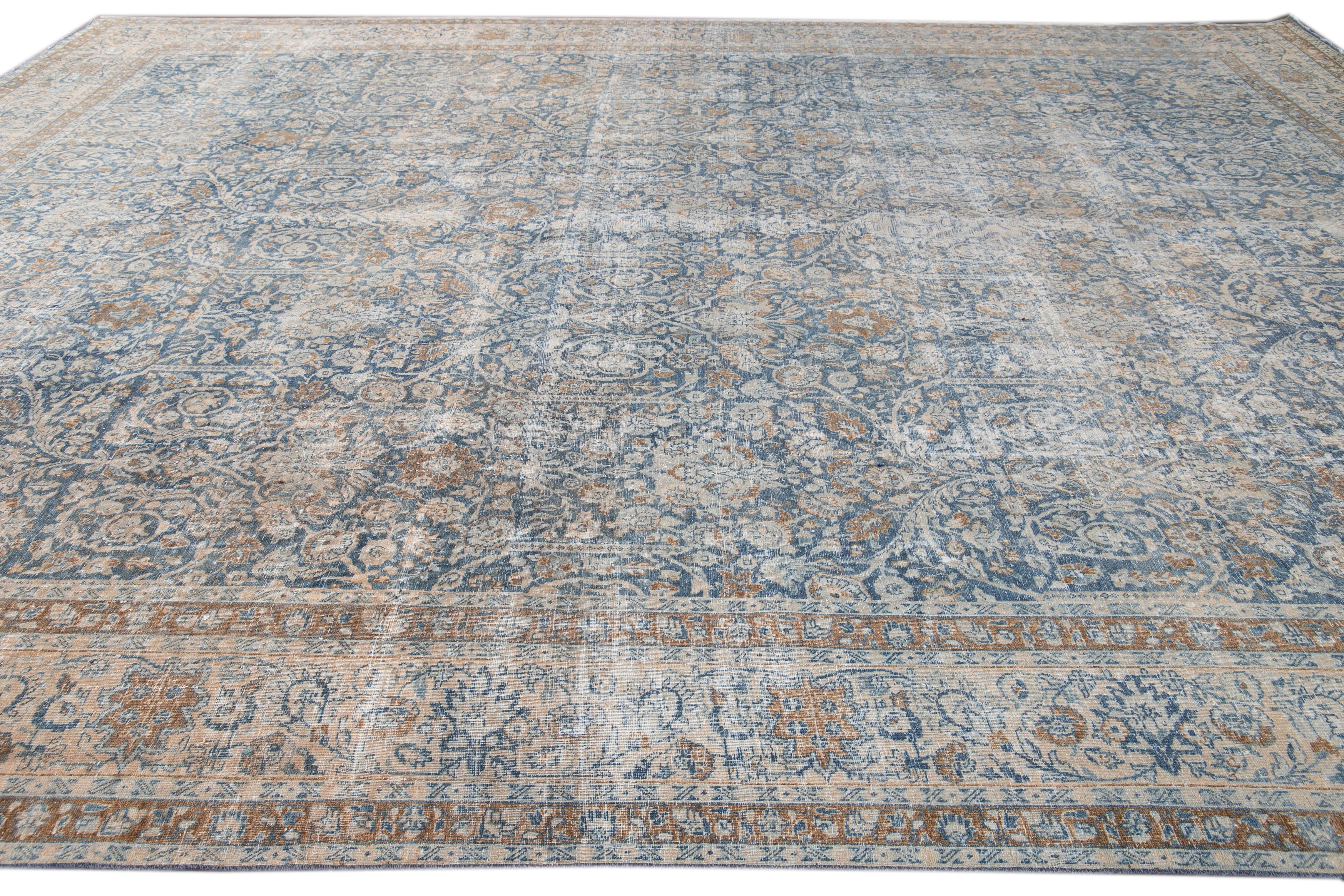 Antiker handgefertigter Oversize-Wollteppich in Blau und Tabriz im Shabby Chic-Stil im Zustand „Starke Gebrauchsspuren“ im Angebot in Norwalk, CT