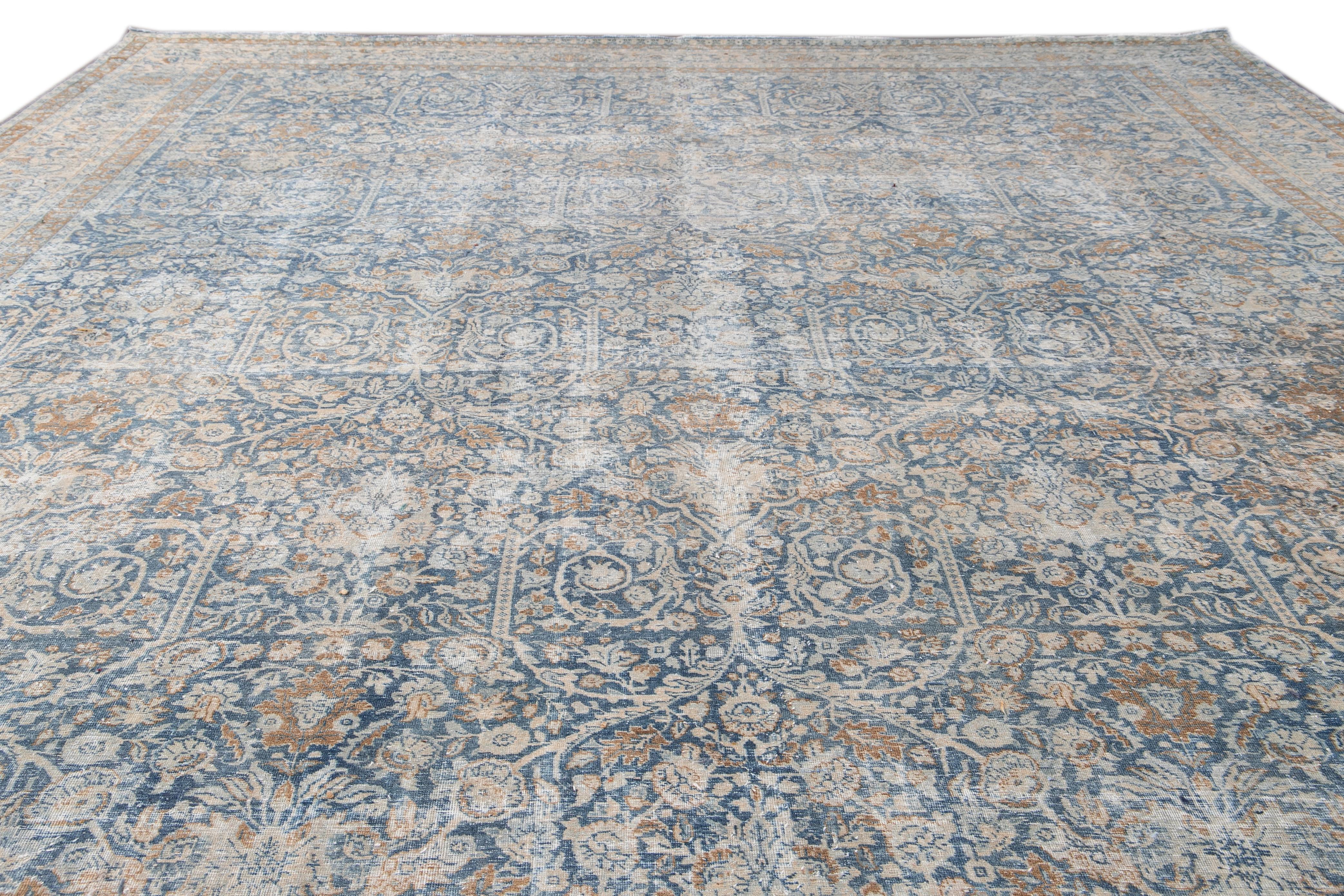Antiker handgefertigter Oversize-Wollteppich in Blau und Tabriz im Shabby Chic-Stil (Wolle) im Angebot