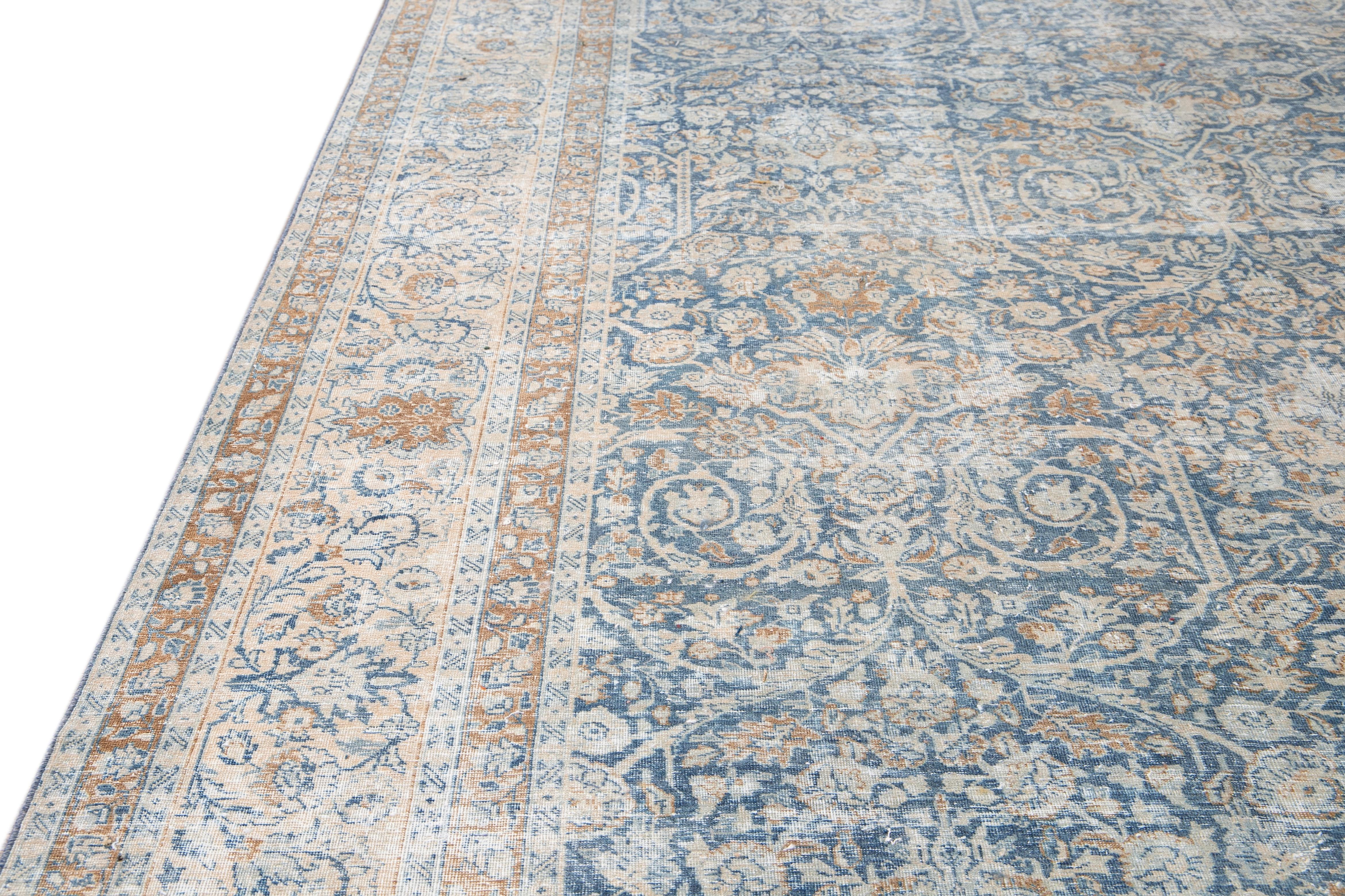 Antiker handgefertigter Oversize-Wollteppich in Blau und Tabriz im Shabby Chic-Stil im Angebot 1