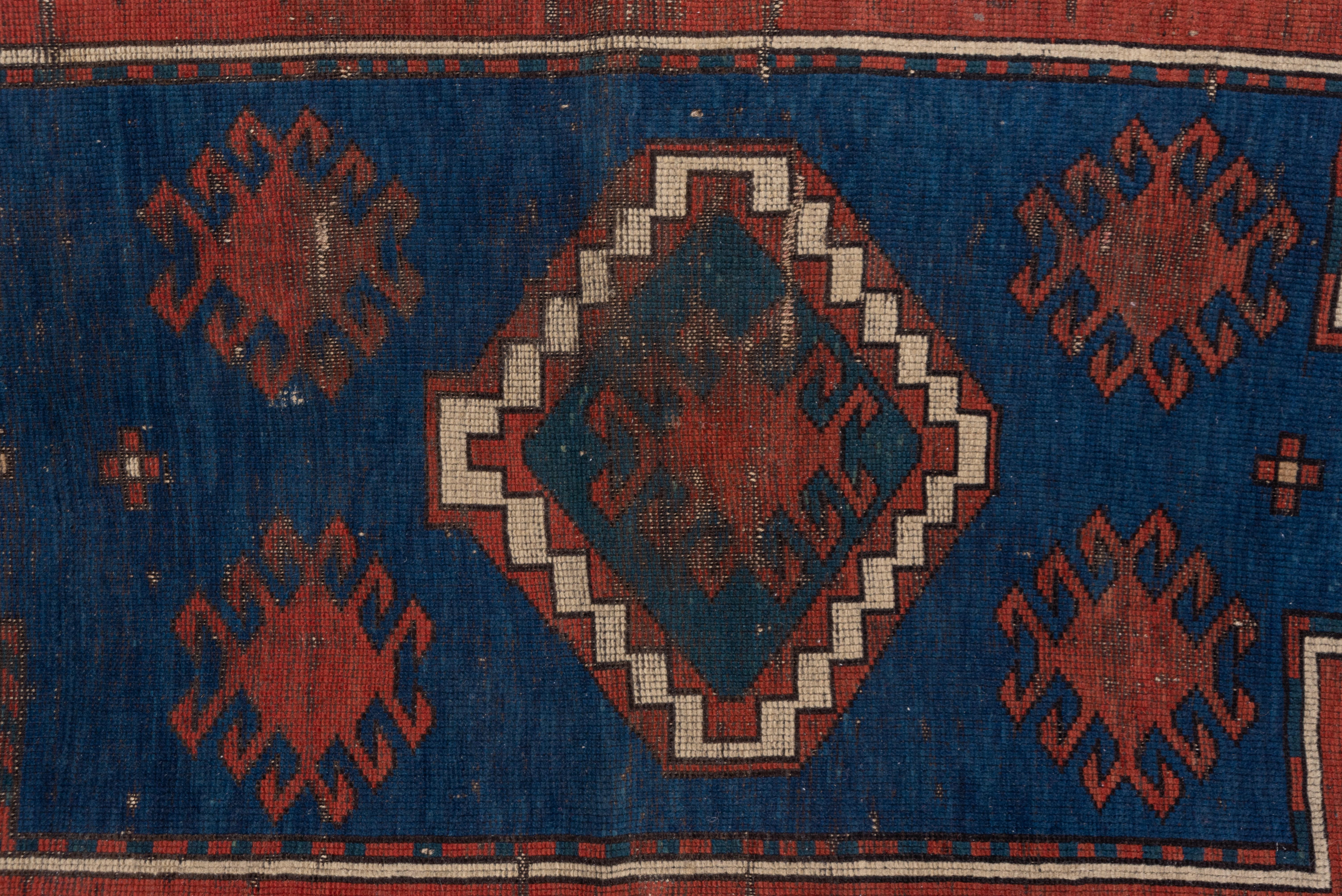 Alfombra antigua shabby chic Kazak del Cáucaso, campo azul y rojo Kazajo en venta