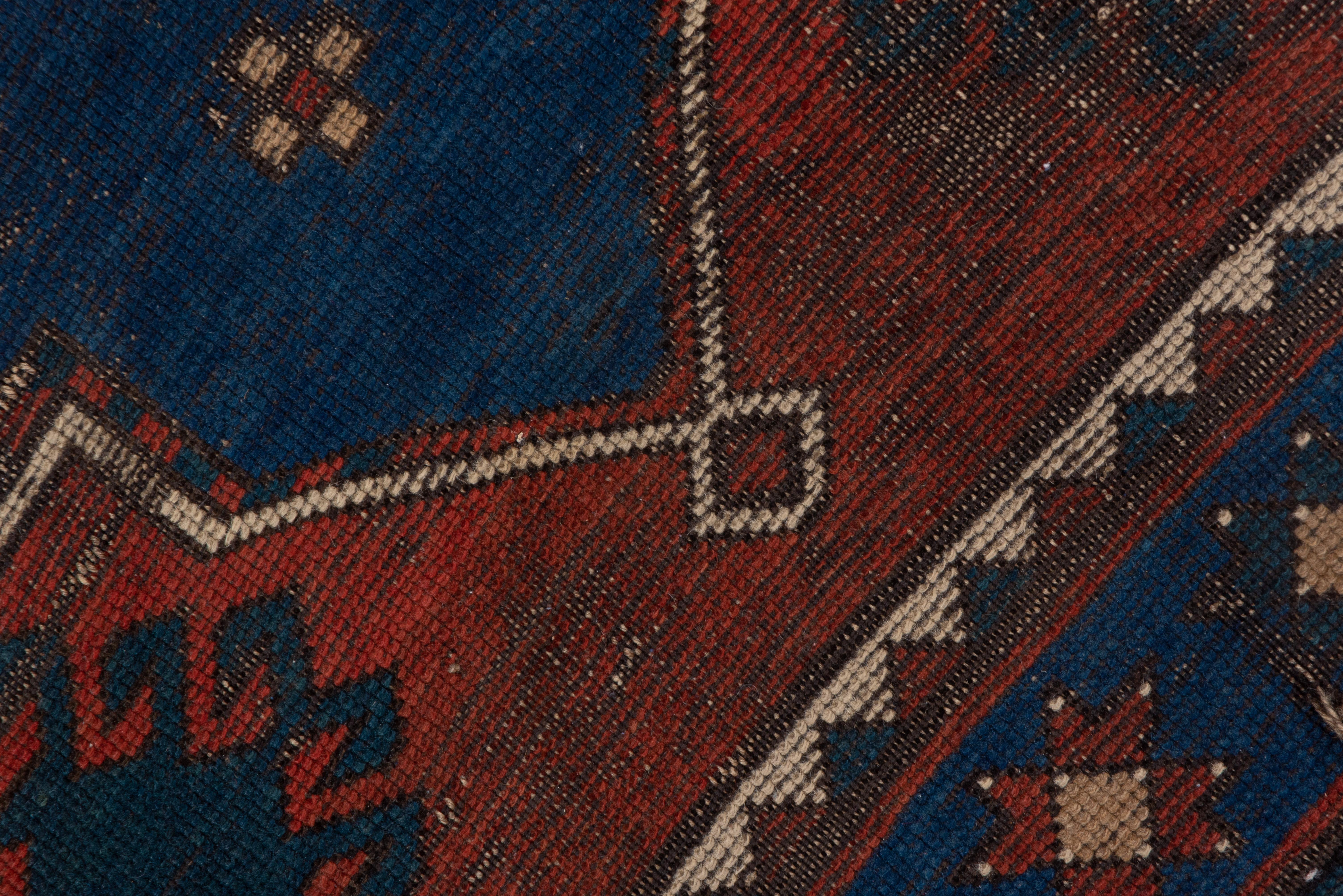 Alfombra antigua shabby chic Kazak del Cáucaso, campo azul y rojo Caucásico en venta
