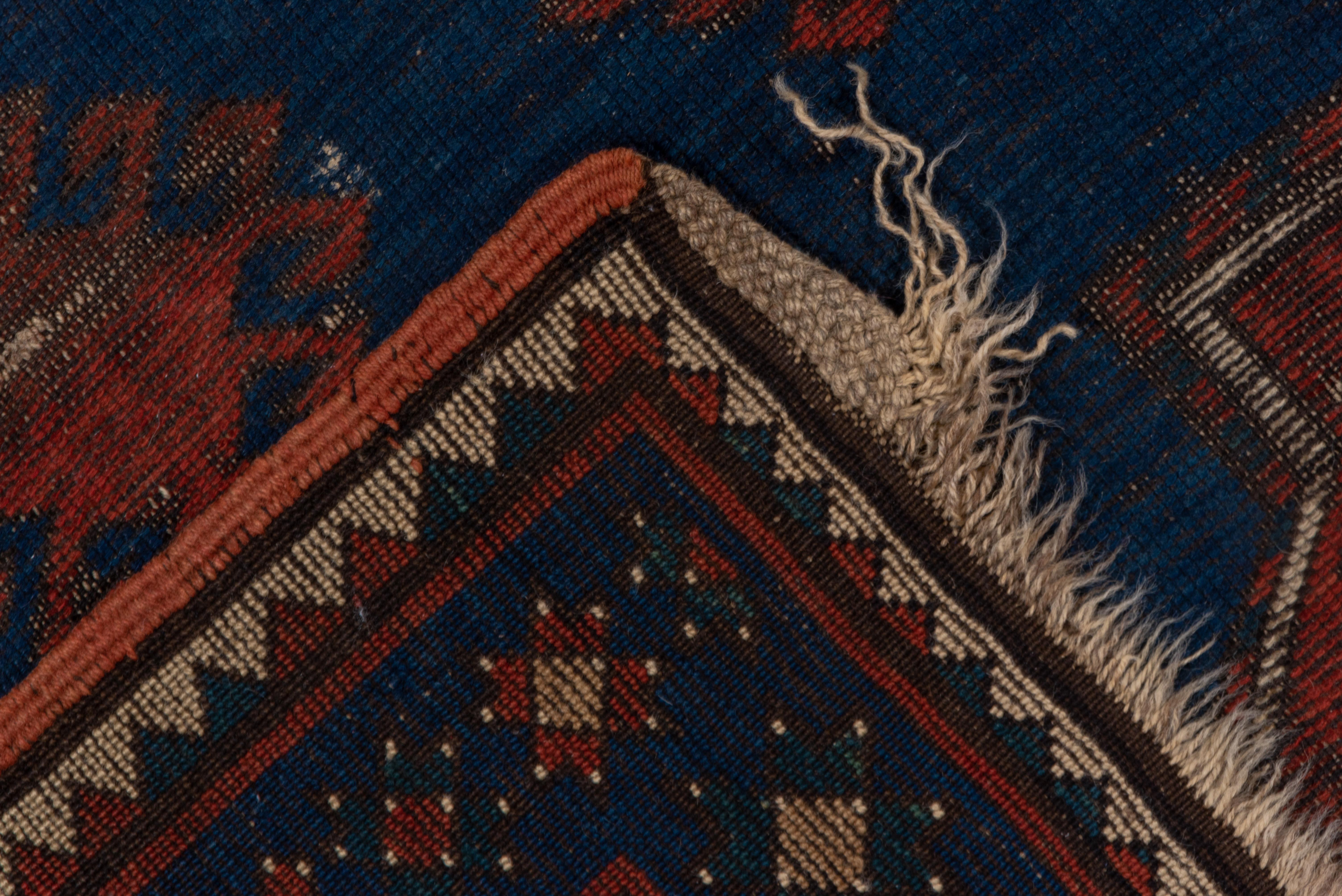 Alfombra antigua shabby chic Kazak del Cáucaso, campo azul y rojo Anudado a mano en venta