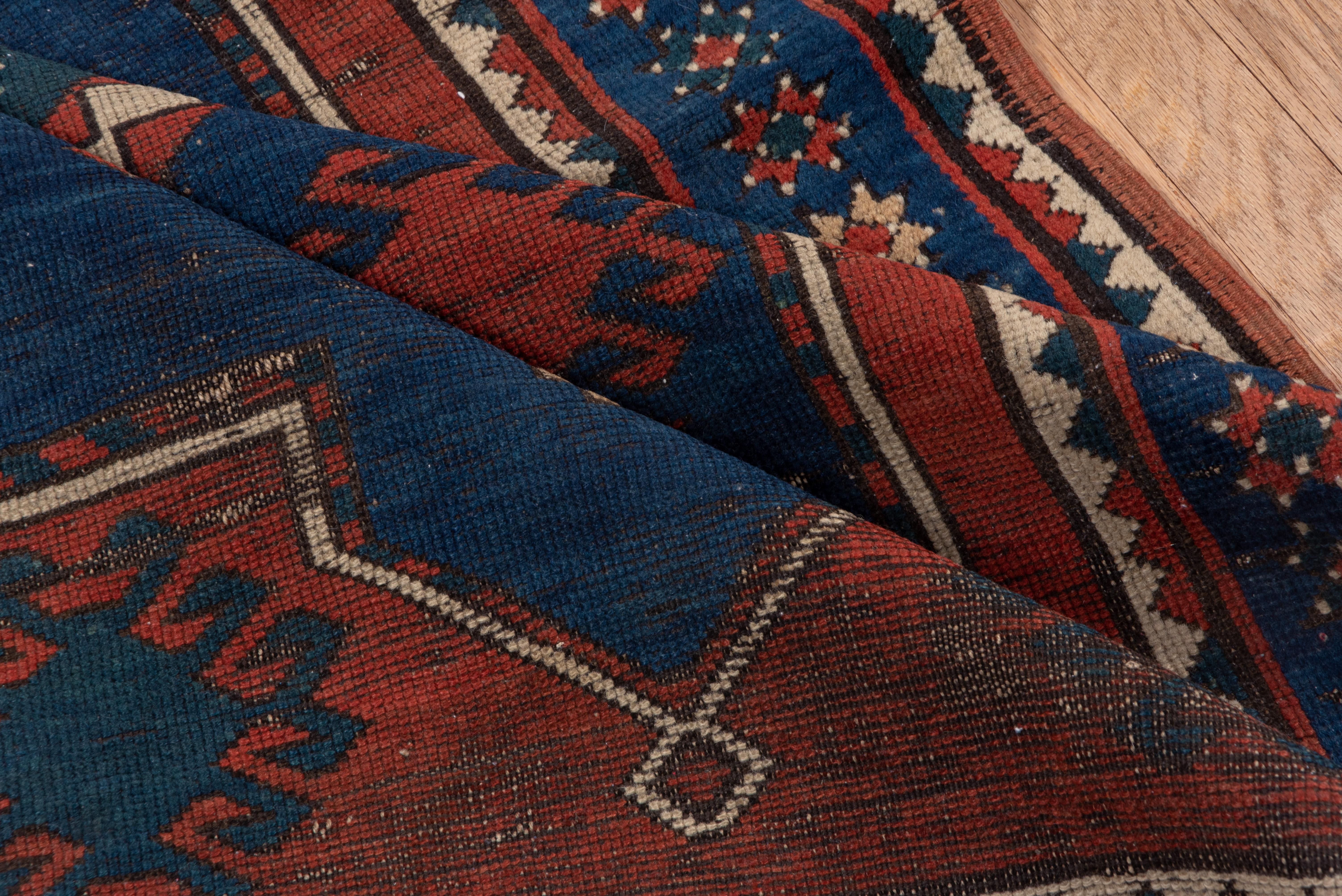 Alfombra antigua shabby chic Kazak del Cáucaso, campo azul y rojo en Bueno estado para la venta en New York, NY