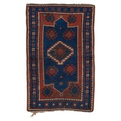 Antiker kaukasischer Kazak-Teppich im Shabby-Chic-Stil, blau-rotes Feld