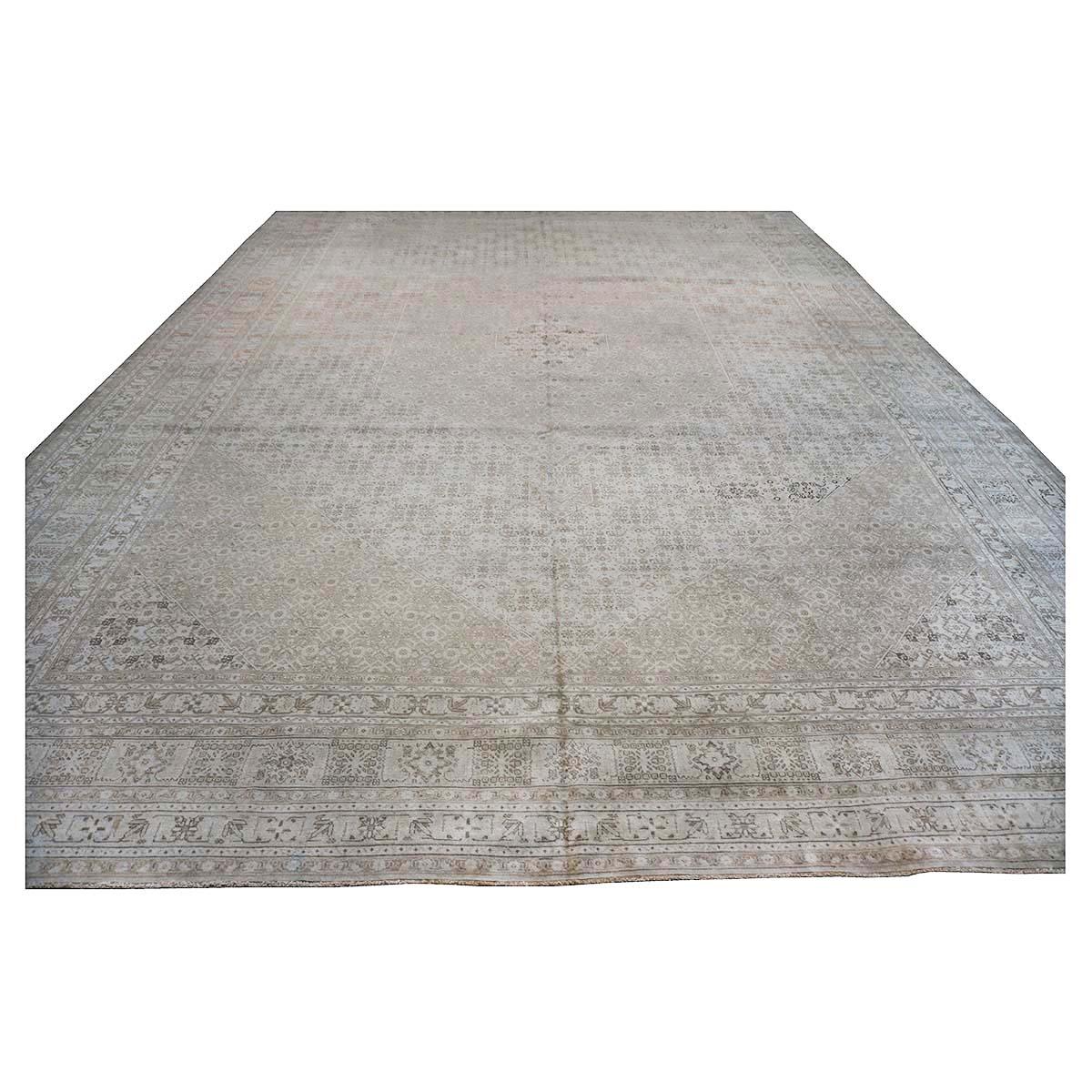 Ashly Fine Rugs präsentiert einen 1910 Antique Shabby Chic Distressed Persian Tabriz 13x18 Large handgefertigten Flächenteppich. Täbris ist eine Stadt im Norden des heutigen Iran, die seit jeher für die Feinheit ihrer handgefertigten Teppiche
