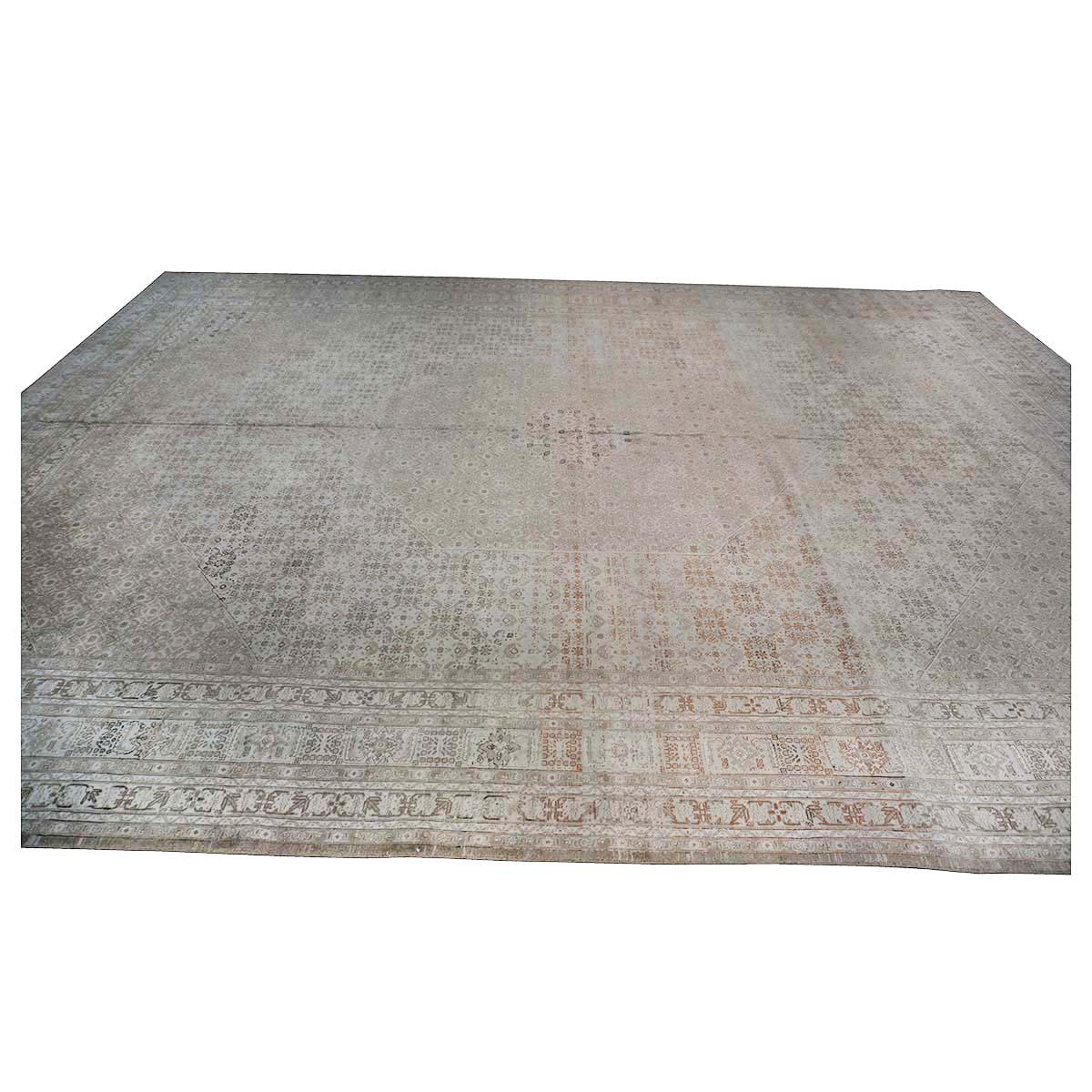 Antique Shabby Chic Distressed Persian Tabriz 13x18 Ivory & Tan Handmade Rug im Zustand „Starke Gebrauchsspuren“ im Angebot in Houston, TX