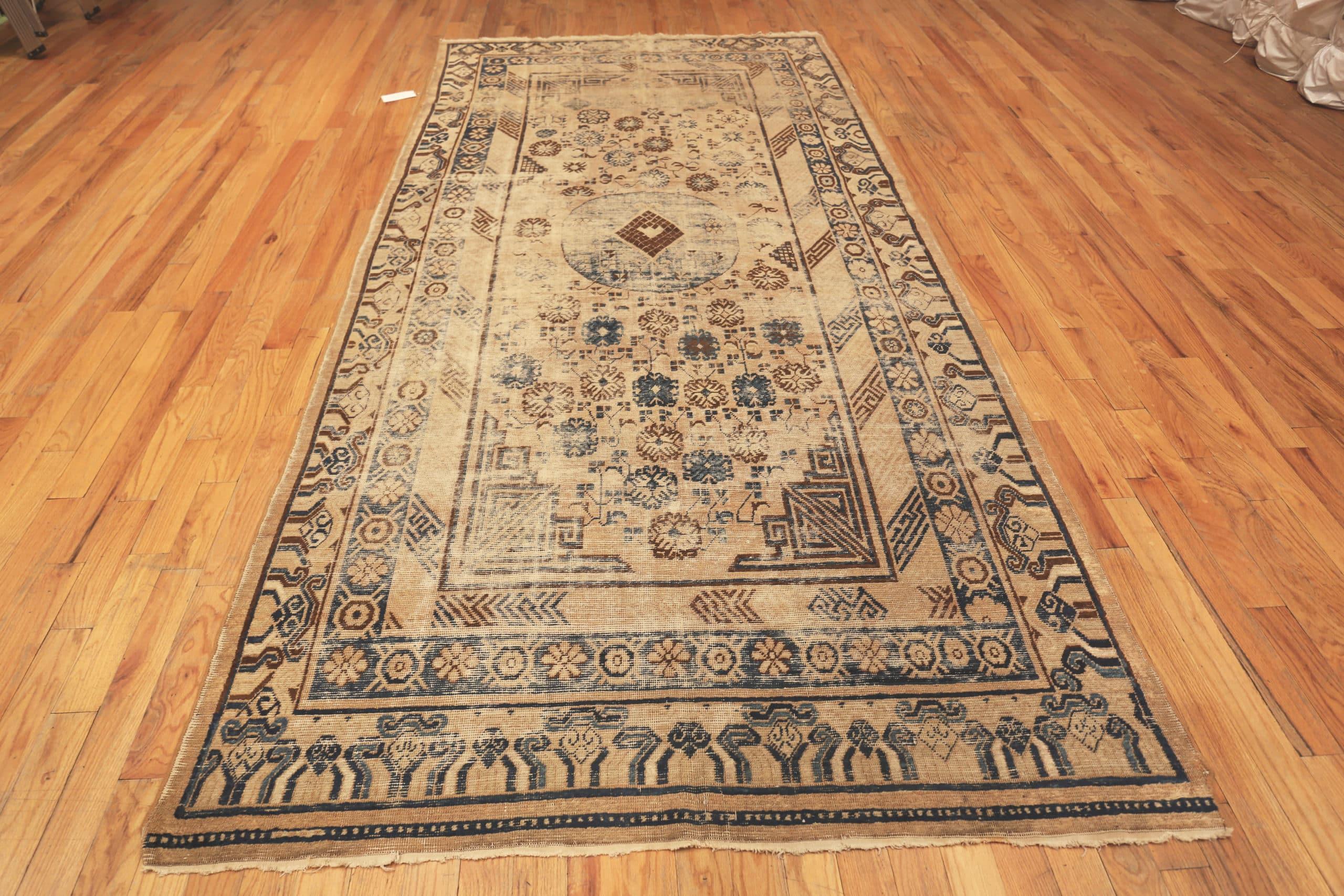 Tapis Khotan ancien Shabby Chic du Turkestan oriental, Pays d'origine / Type de tapis : Tapis du Turkestan oriental, Date approximative : 1900. Dimensions : 1,78 m x 3,84 m (5 pieds 10 po. x 12 pieds 7 po.)