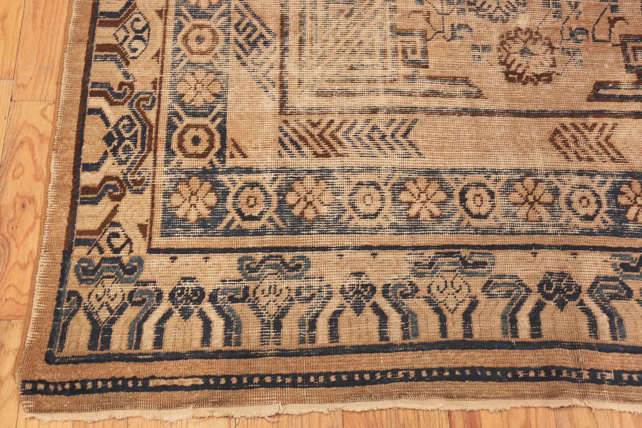 Noué à la main Tapis Khotan ancien Shabby Chic du Turkestan oriental. Taille : 5 pieds 10 pouces x 12 pieds 7 pouces en vente