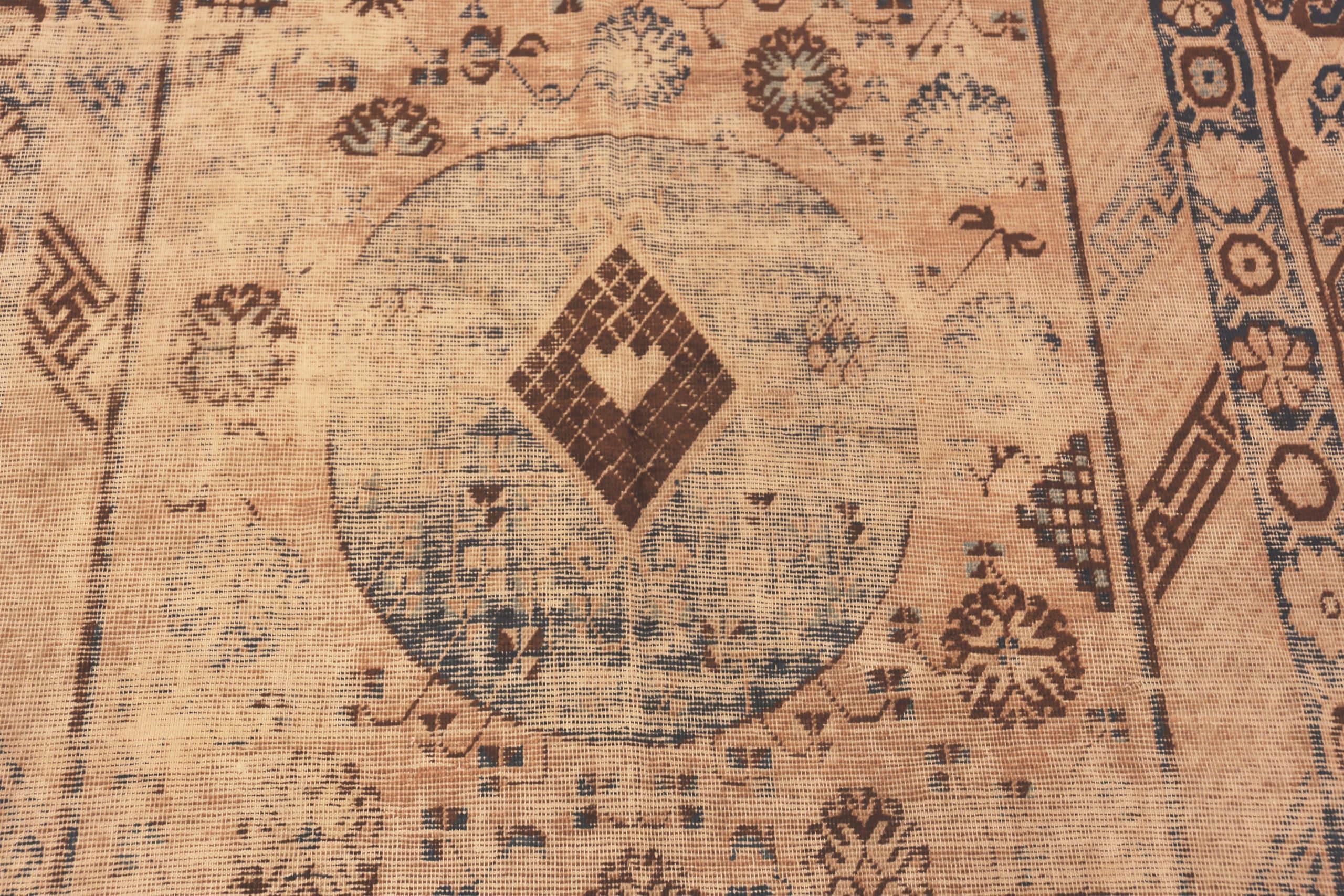 Tapis Khotan ancien Shabby Chic du Turkestan oriental. Taille : 5 pieds 10 pouces x 12 pieds 7 pouces Bon état - En vente à New York, NY