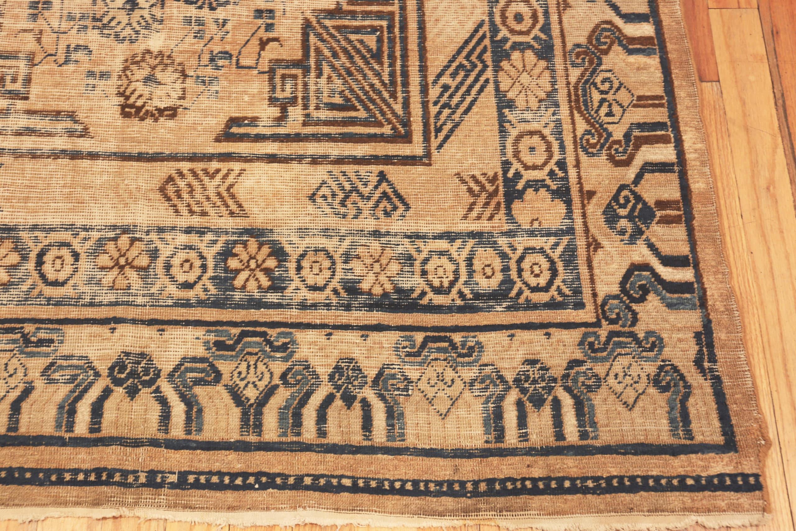 20ième siècle Tapis Khotan ancien Shabby Chic du Turkestan oriental. Taille : 5 pieds 10 pouces x 12 pieds 7 pouces en vente