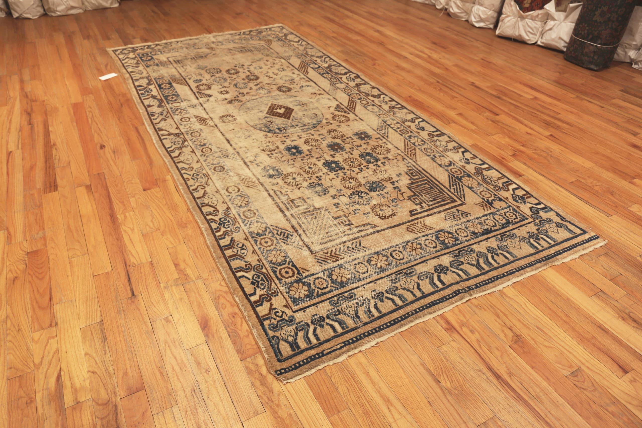 Laine Tapis Khotan ancien Shabby Chic du Turkestan oriental. Taille : 5 pieds 10 pouces x 12 pieds 7 pouces en vente