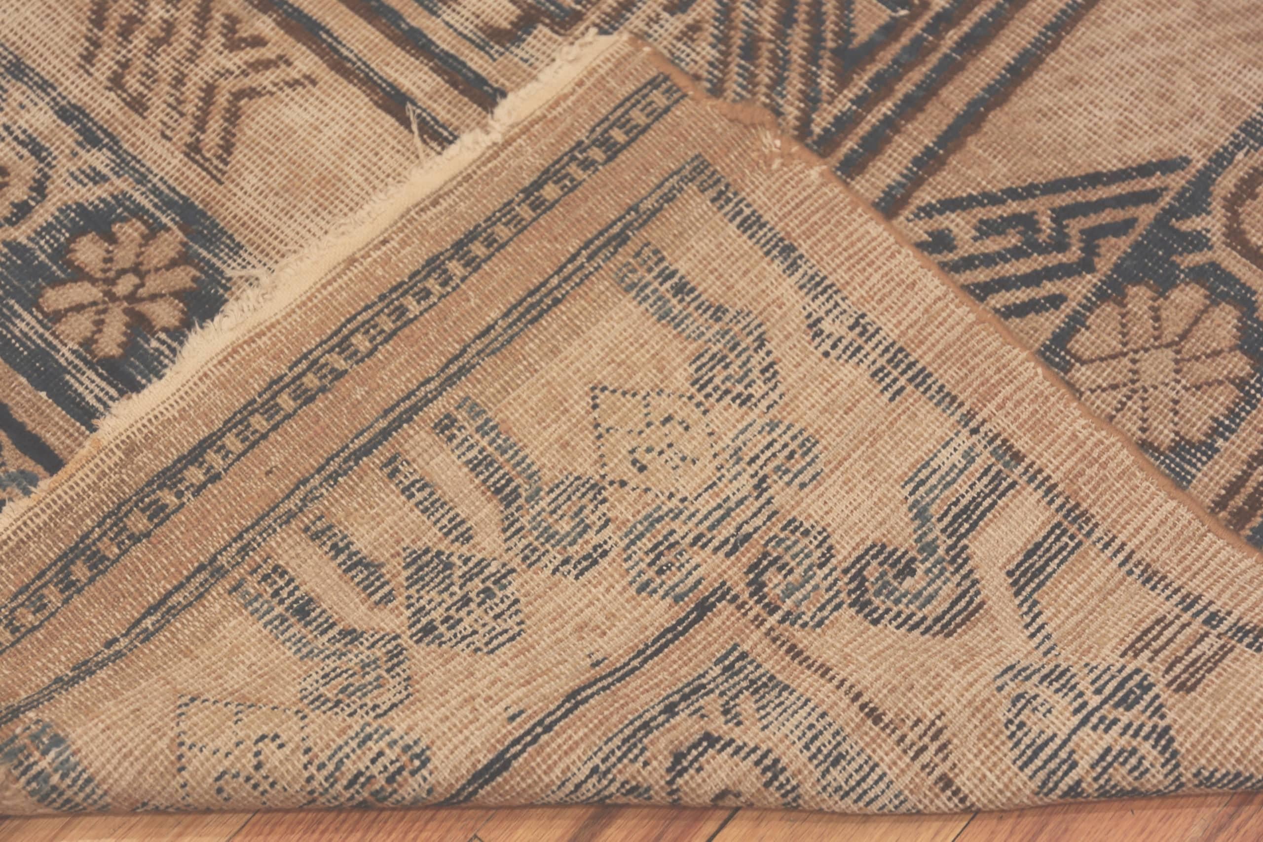 Tapis Khotan ancien Shabby Chic du Turkestan oriental. Taille : 5 pieds 10 pouces x 12 pieds 7 pouces en vente 1
