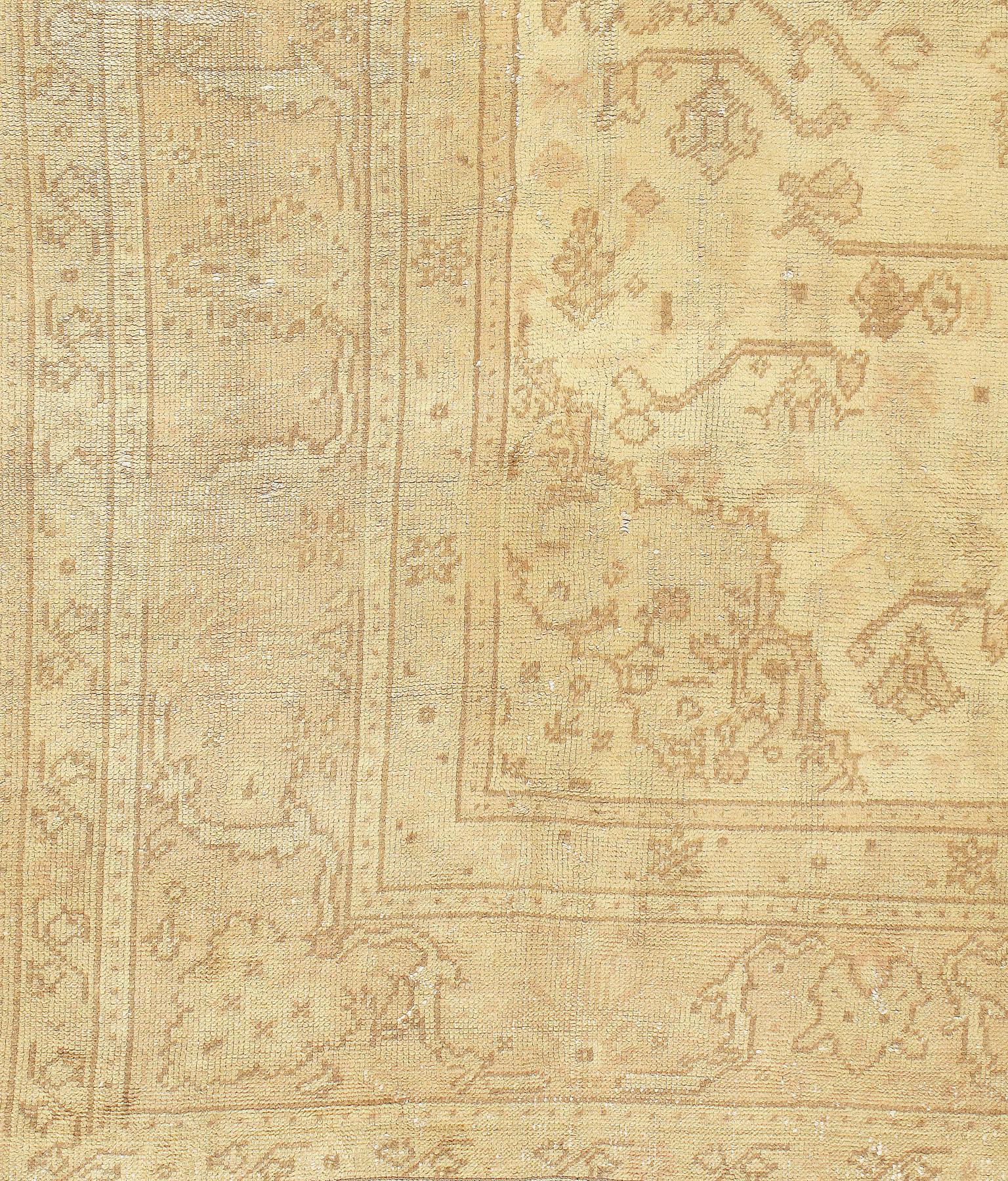 Tapis antique shabby chic Oushak, circa 1920 8'11 x 11'10.  Les Oushaks de couleur claire font partie des tapis orientaux les plus populaires, connus pour la haute qualité de leur laine, leurs beaux motifs et leurs couleurs chaudes. Ces favoris des