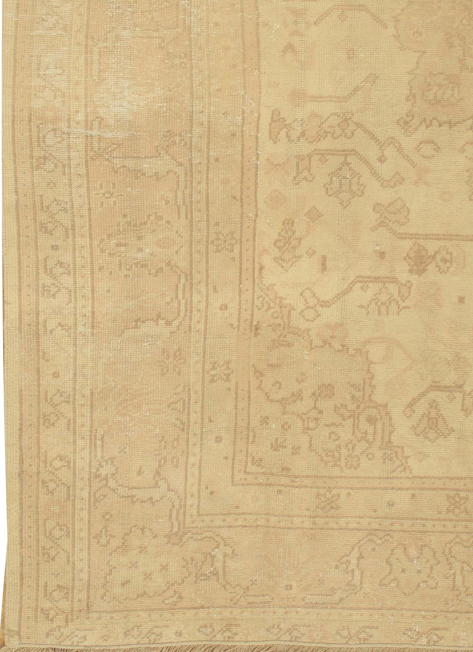 Antiker Oushak-Teppich im Shabby-Chic-Stil, um 1920, 1,82 m x 1,83 m im Zustand „Gut“ im Angebot in New York, NY