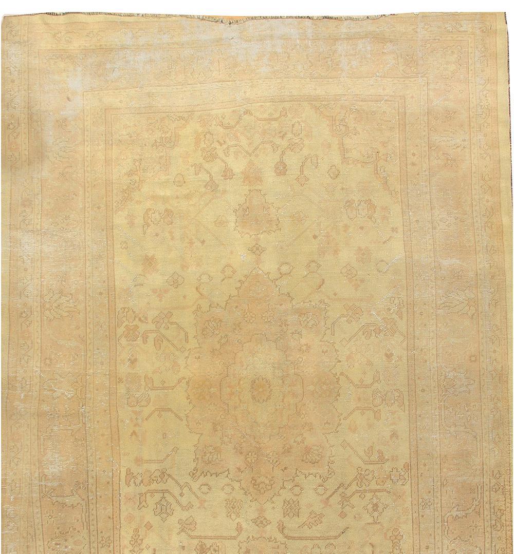 Antiker Oushak-Teppich im Shabby-Chic-Stil, um 1920, 1,82 m x 1,83 m (20. Jahrhundert) im Angebot