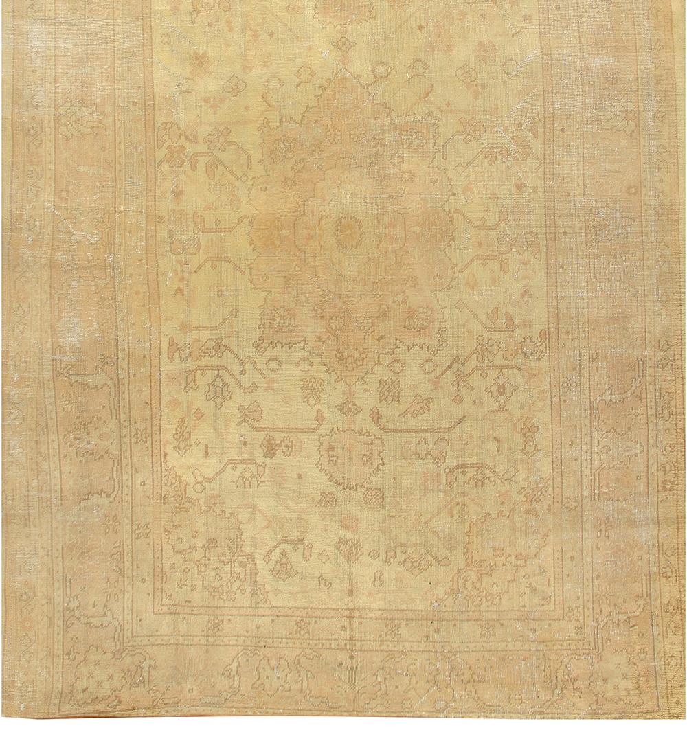 Antiker Oushak-Teppich im Shabby-Chic-Stil, um 1920, 1,82 m x 1,83 m (Wolle) im Angebot