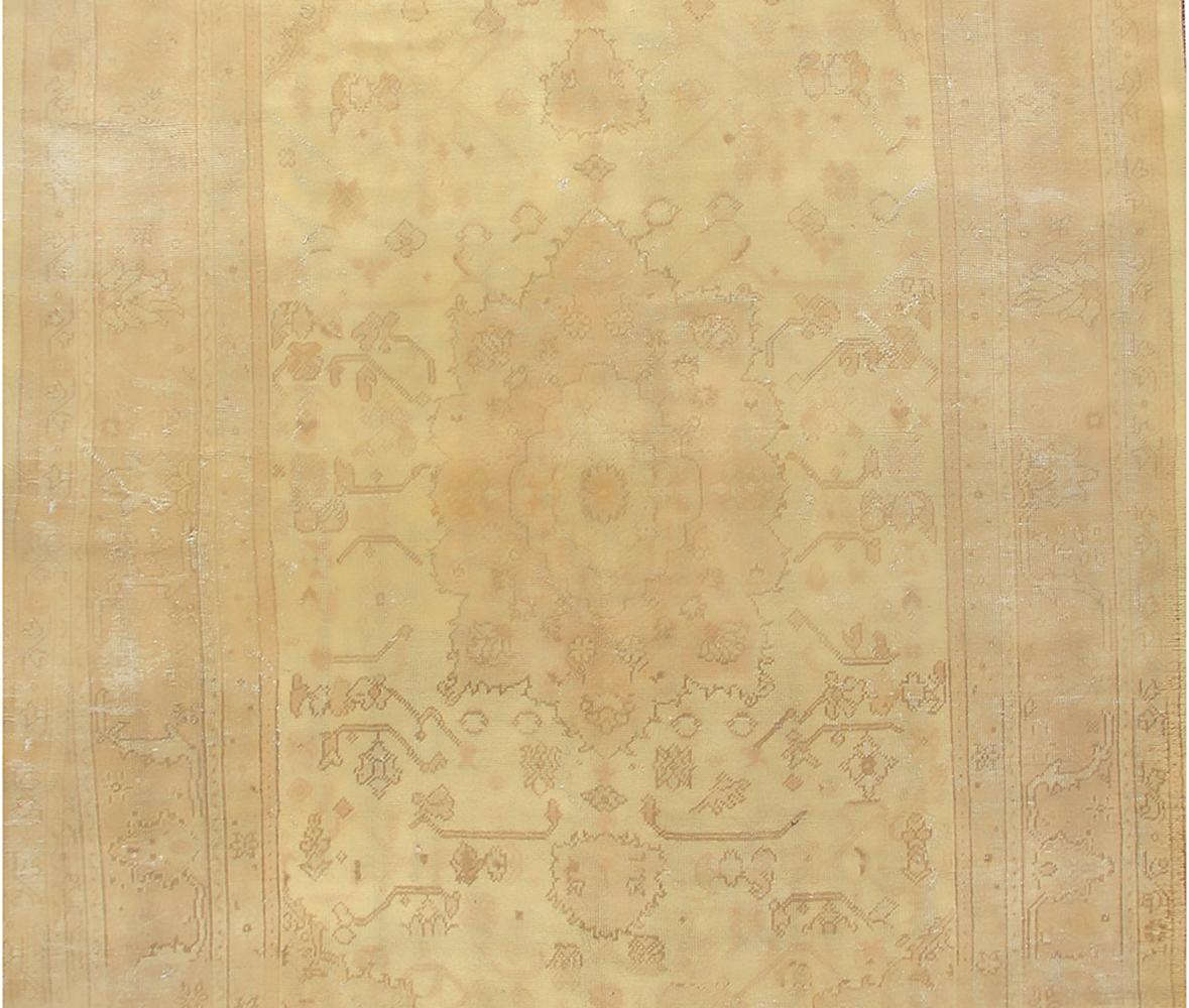 Antiker Oushak-Teppich im Shabby-Chic-Stil, um 1920, 1,82 m x 1,83 m im Angebot 1