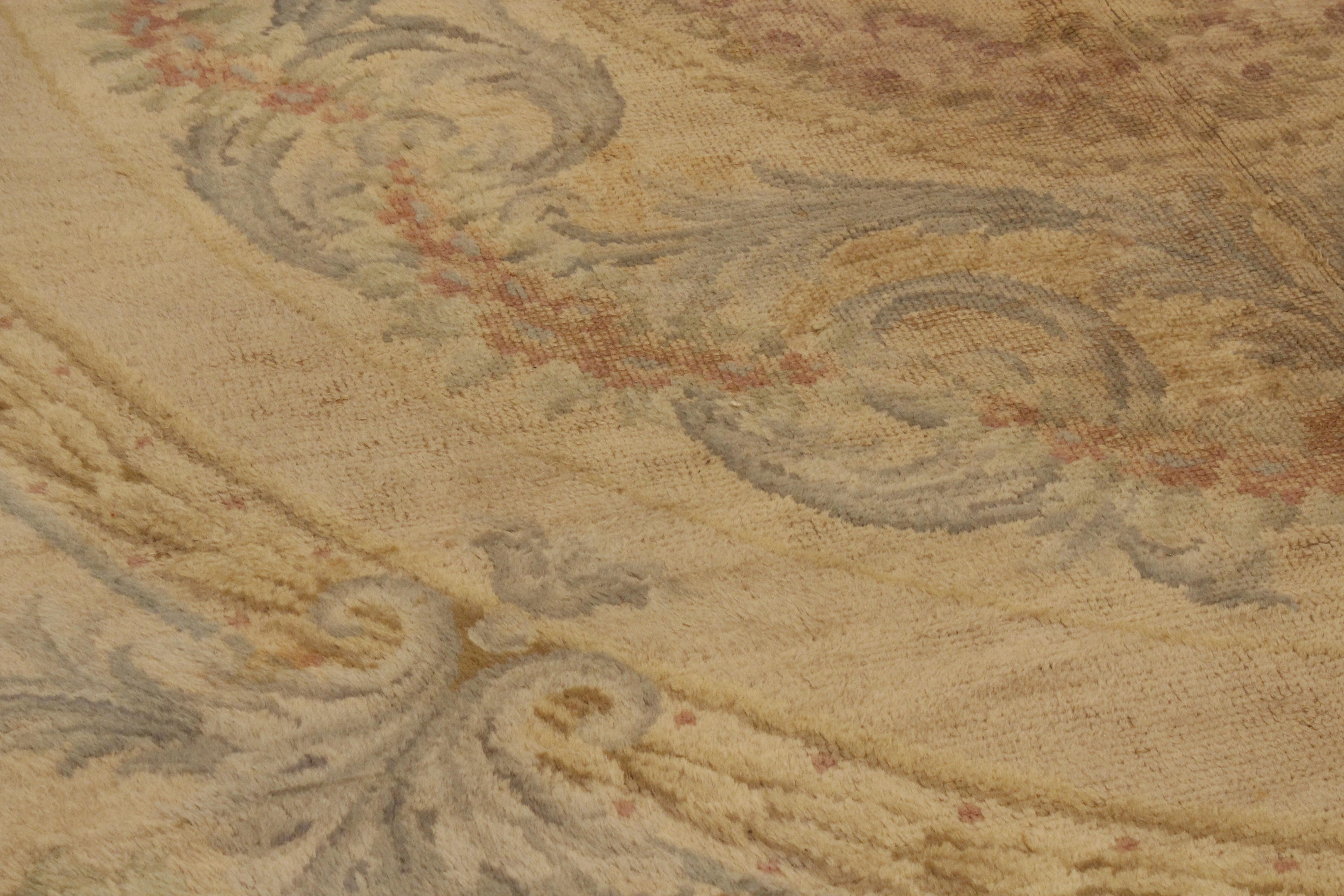 All'inizio del XVII secolo, gli artigiani francesi realizzarono gli squisiti tappeti Savonnerie, inaugurando un capitolo importante nel regno della tessitura di tappeti di lusso. Durante il regno del re Henri IV di Navarre, questi abili artigiani