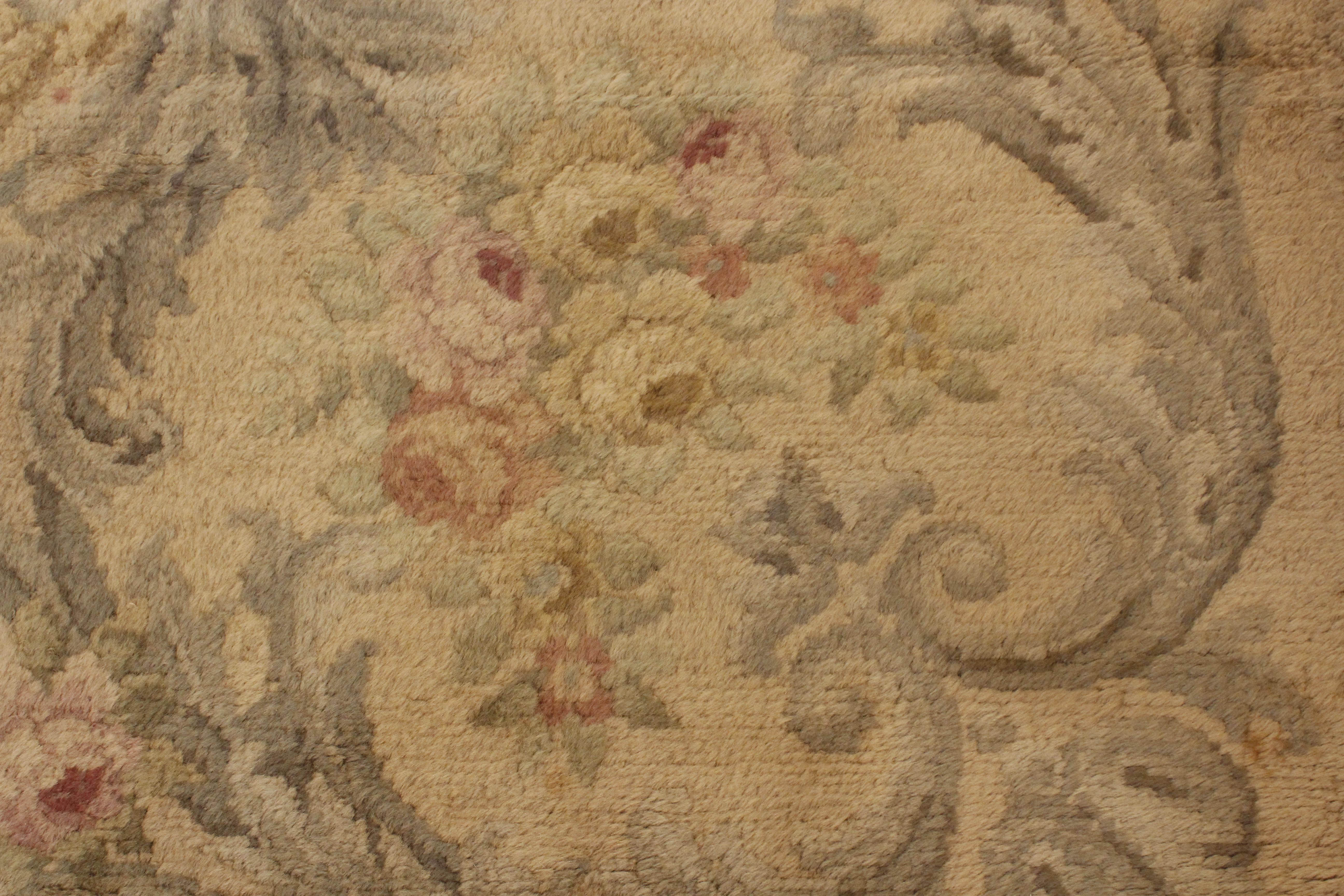 Spagnolo Tappeto antico Shabby Chic spagnolo Savonnerie in colori pastello in vendita