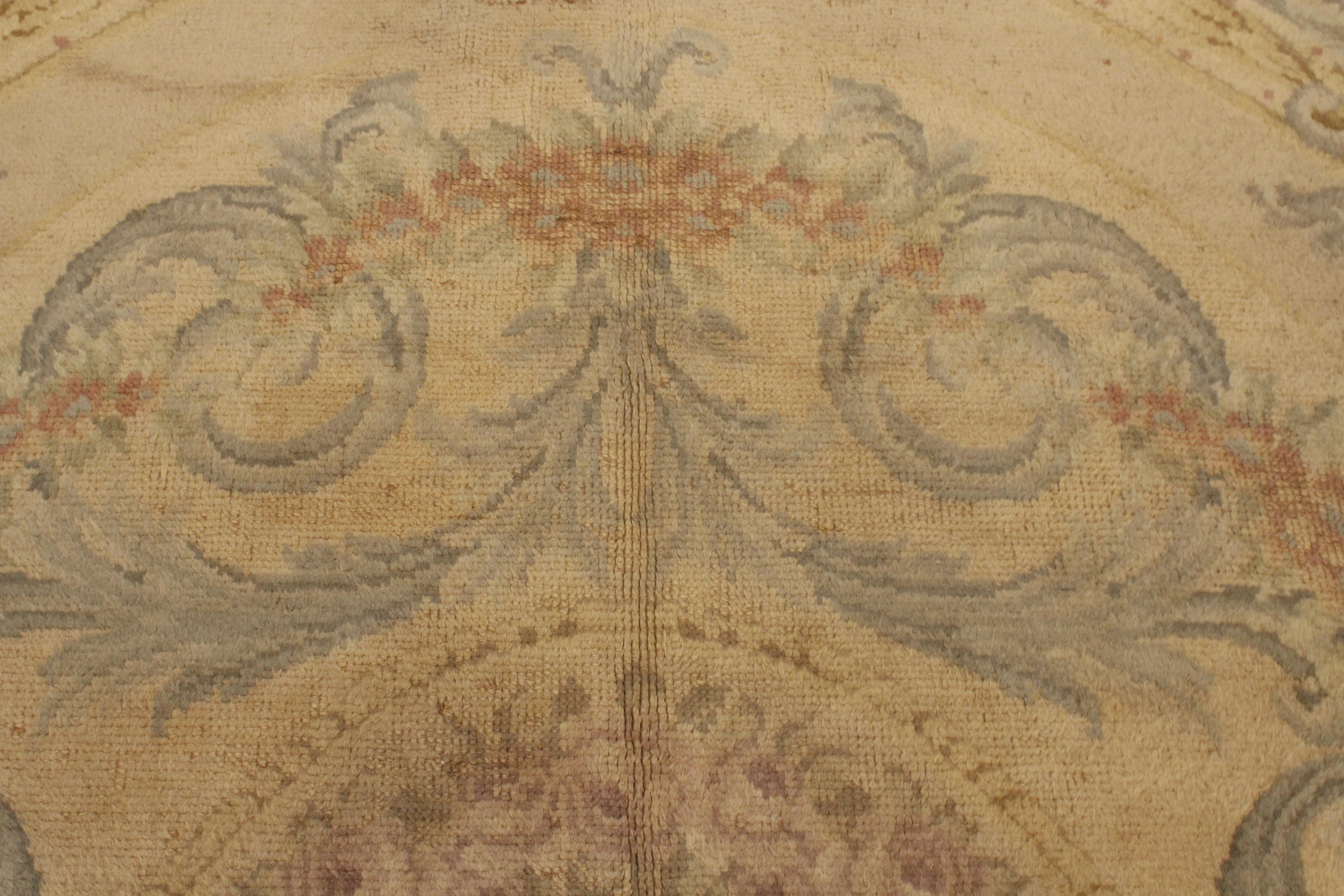 Tappeto antico Shabby Chic spagnolo Savonnerie in colori pastello In condizioni buone in vendita a Milan, IT