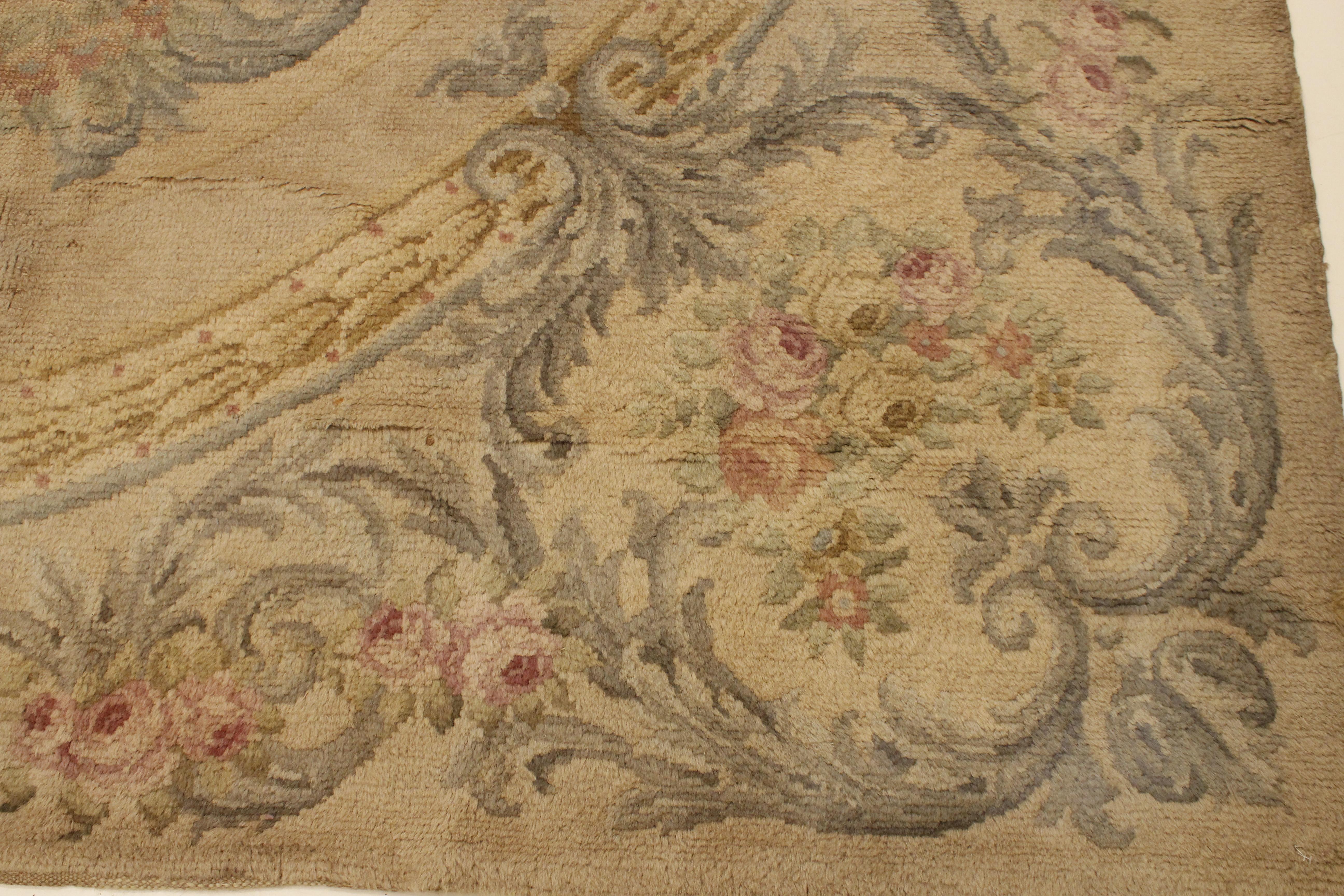 Lana Tappeto antico Shabby Chic spagnolo Savonnerie in colori pastello in vendita