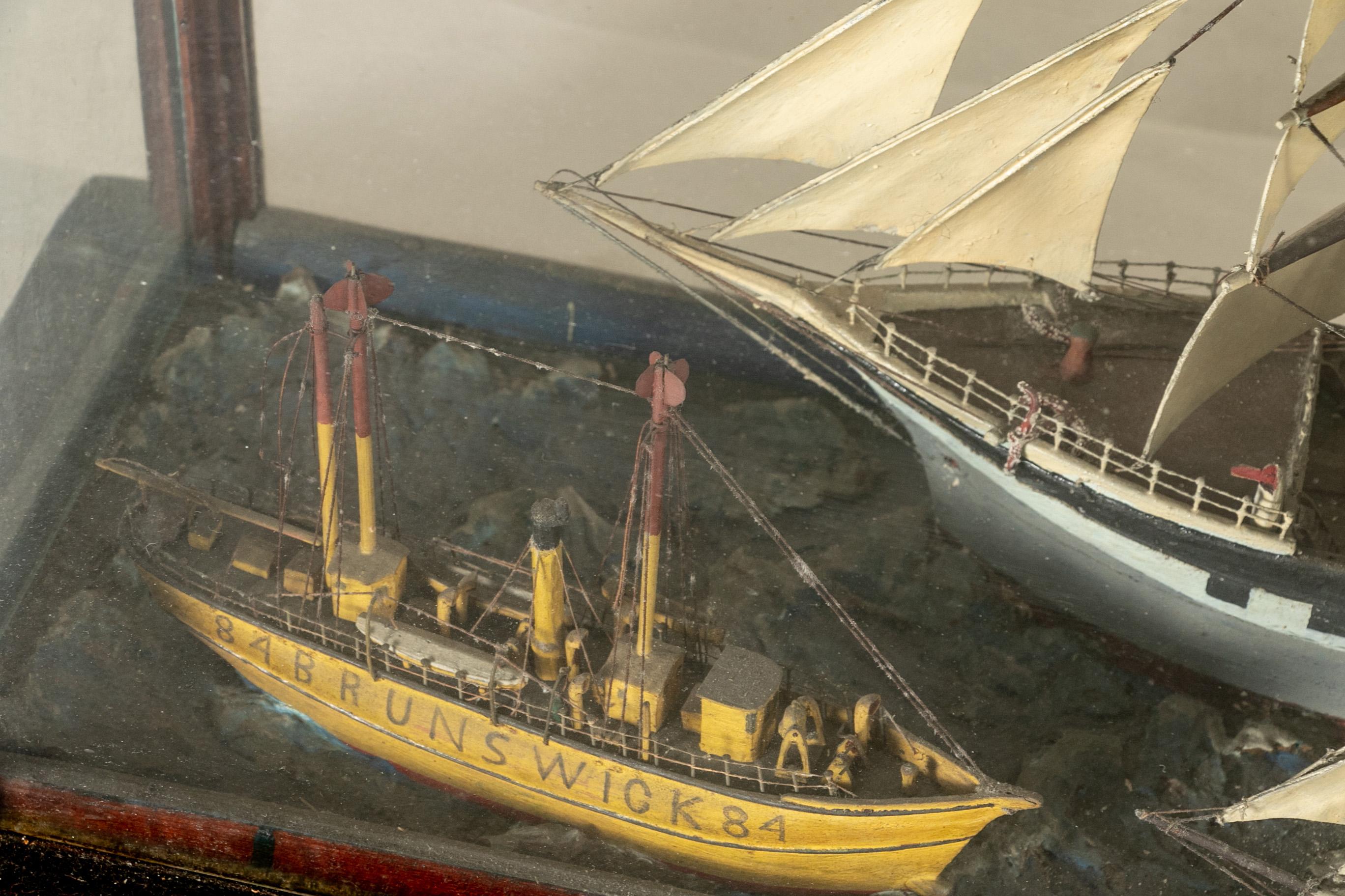 Diorama de maquettes de bateaux dans une boîte d'ombres ancienne État moyen - En vente à Bridgeport, CT