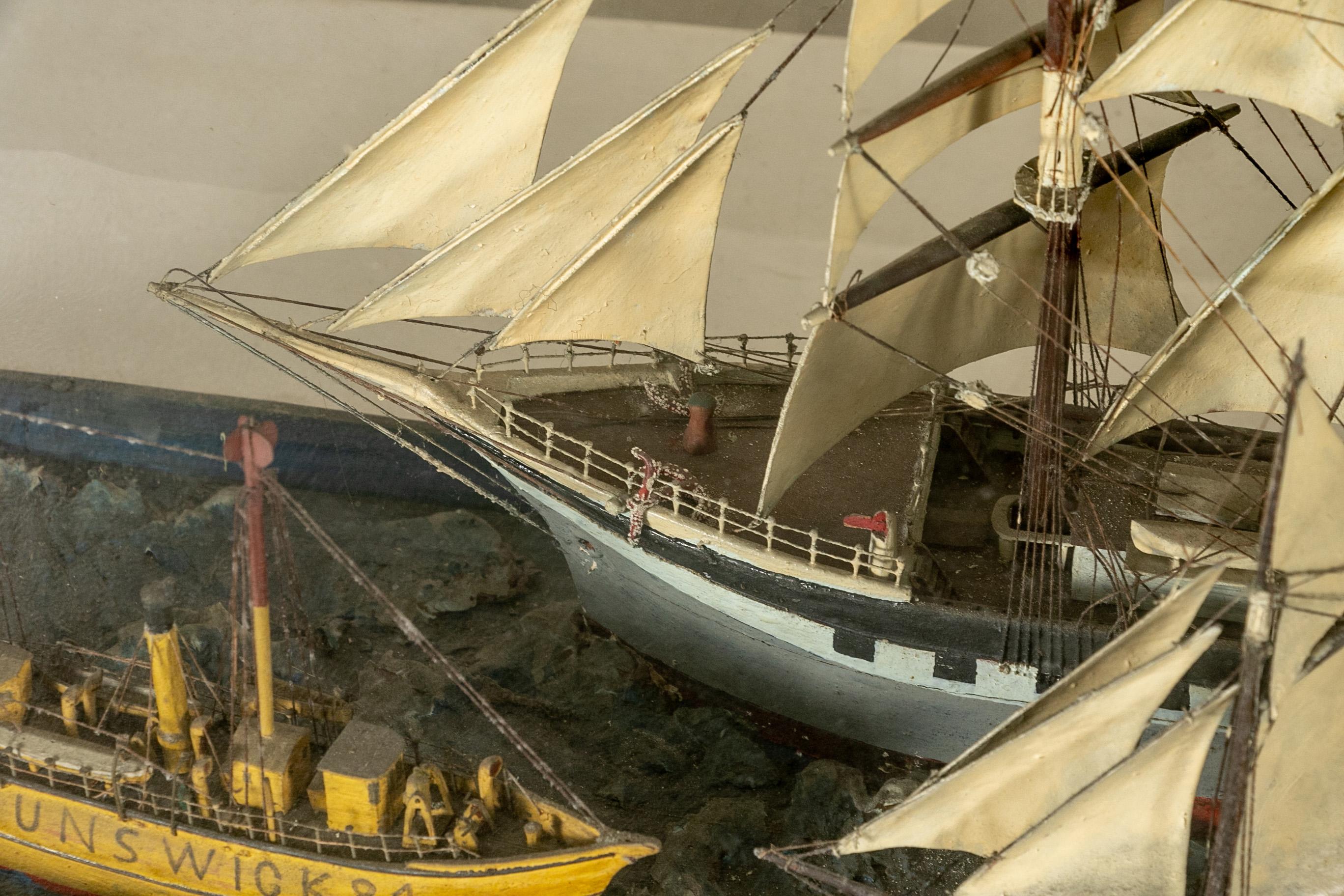 Antike Schaufenster Diorama mit Schiffsmodellen (Holz) im Angebot