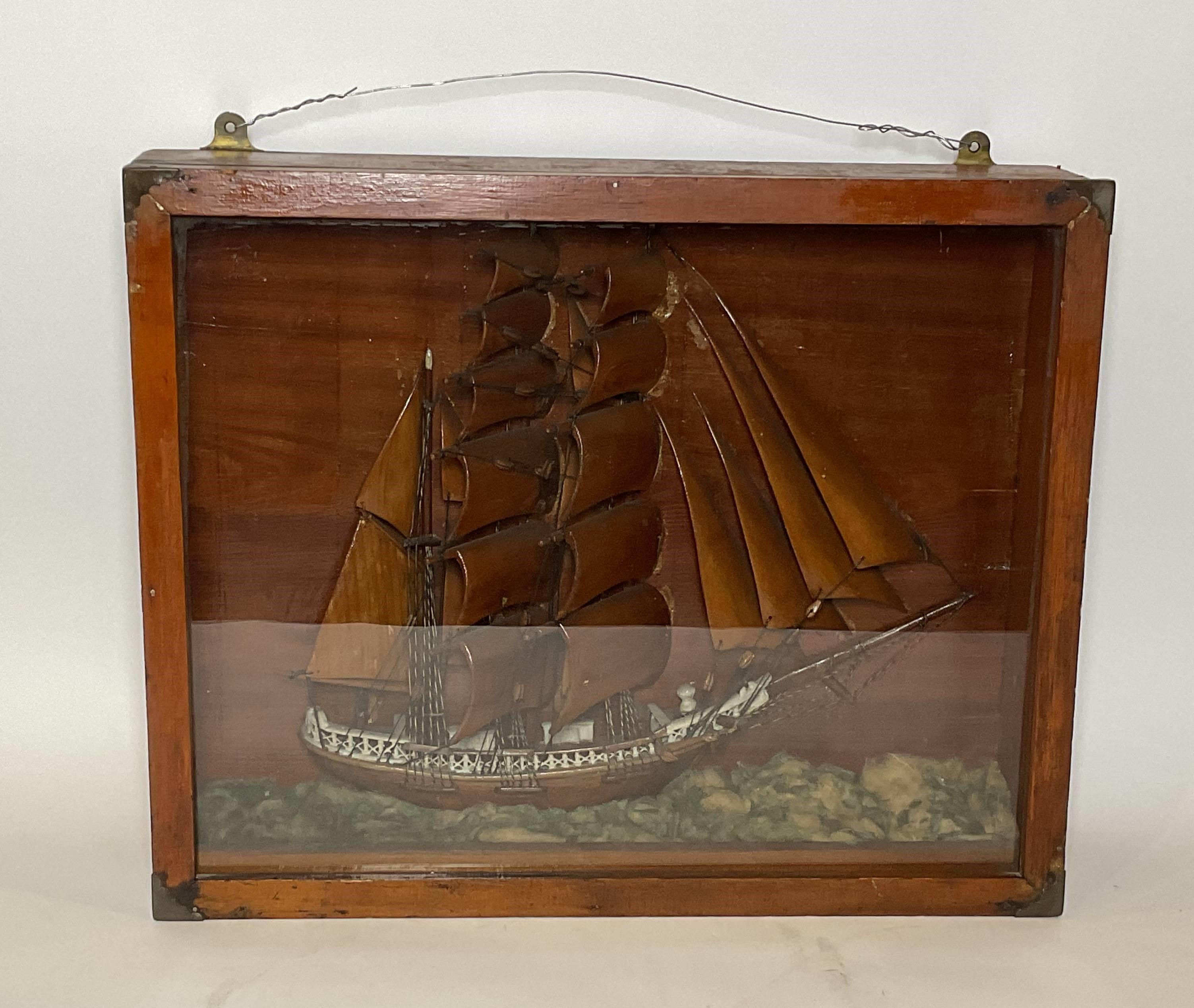 Antico modello di nave clipper in una cornice a forma di scatola d'ombra. Il vascello porta un completo di diciassette vele in legno intagliato e verniciato. Un'affascinante forma dello scafo. Ringhiere dettagliate. Incastonato in un mare di cotone.