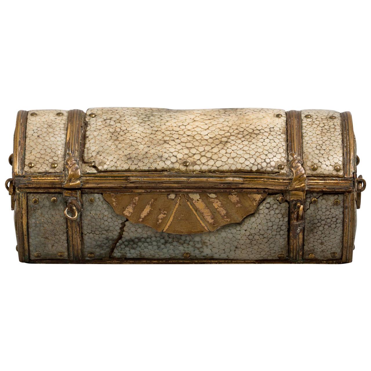 Boîte en forme de malle ancienne en galuchat et laiton, XVIIIe siècle Bon état - En vente à New York, NY
