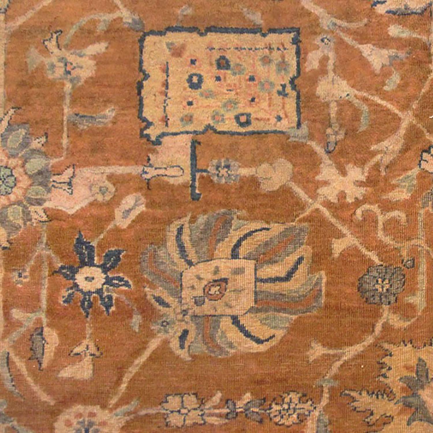 Dieser antike Teppich im Format 12×24, handgeknüpft aus Wolle, stammt aus Indien (ca. 1910-1920) und zeigt ein Shahrestan-Muster in einem ausgezeichneten floralen Muster in braunen und grünen Farben in gutem Zustand. 
