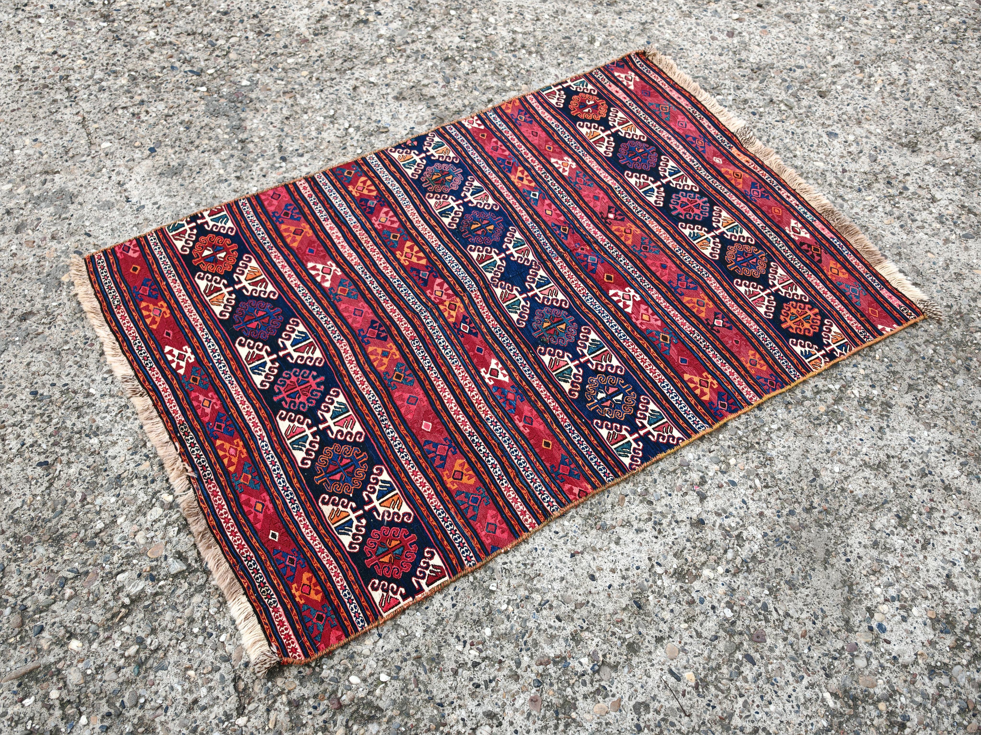 Antique Shahsavan Kilim in Sumak Technique, Azerbaijan 19th Century im Zustand „Gut“ im Angebot in Beograd, RS