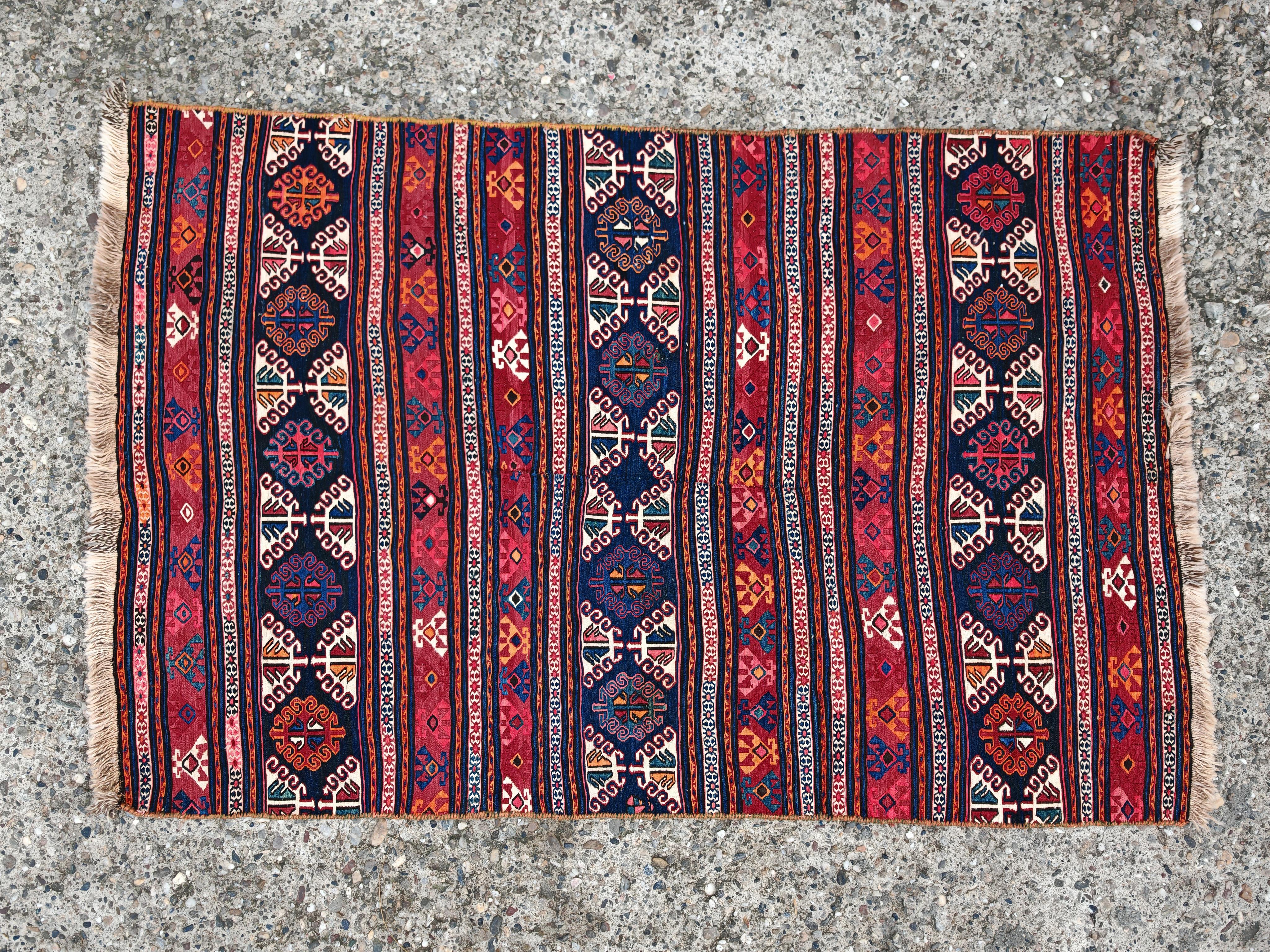 Antique Shahsavan Kilim in Sumak Technique, Azerbaijan 19th Century (19. Jahrhundert) im Angebot