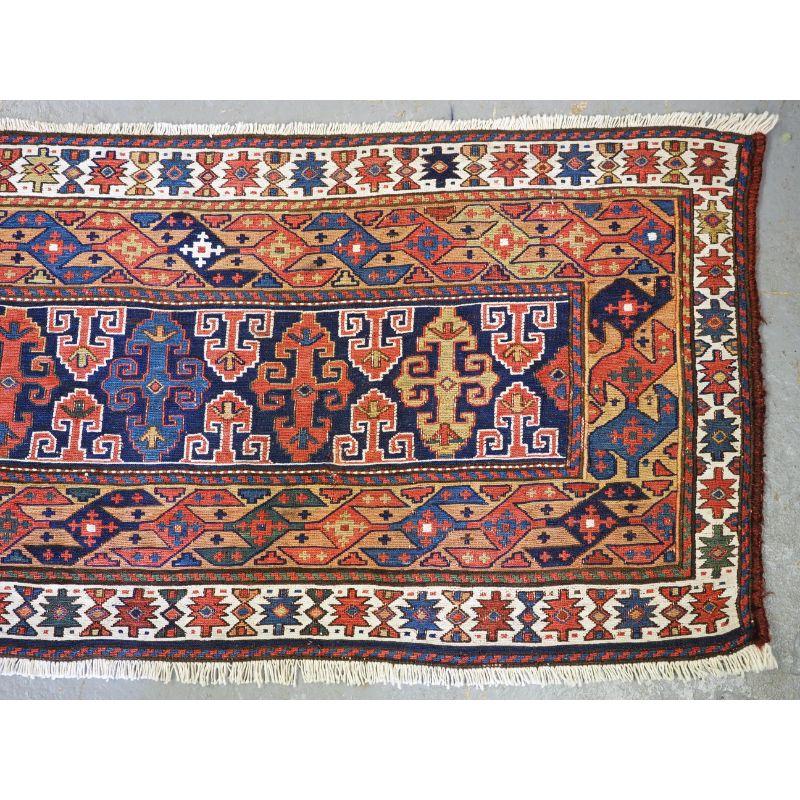 Antike Schahsavan-Mafrash-Tafel in Soumak-Technik mit traditionellem Muster.

Eine gute Schahsavan-Mafrash-Tafel in Soumak-Technik. Die Farben sind wunderschön und ganz natürlich. Die Platte ist wahrscheinlich von der Seite einer großen