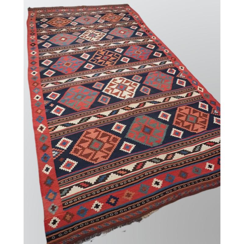Antiker Schahsavan- oder südkaukasischer Kelim von hervorragender weicher Farbe und traditionellem Streifenmuster
CIRCA 1900

Ein sehr gutes Exemplar des Typs mit einem Bandmuster und großen Hakenmedaillons, die Farbpalette ist durchweg hervorragend