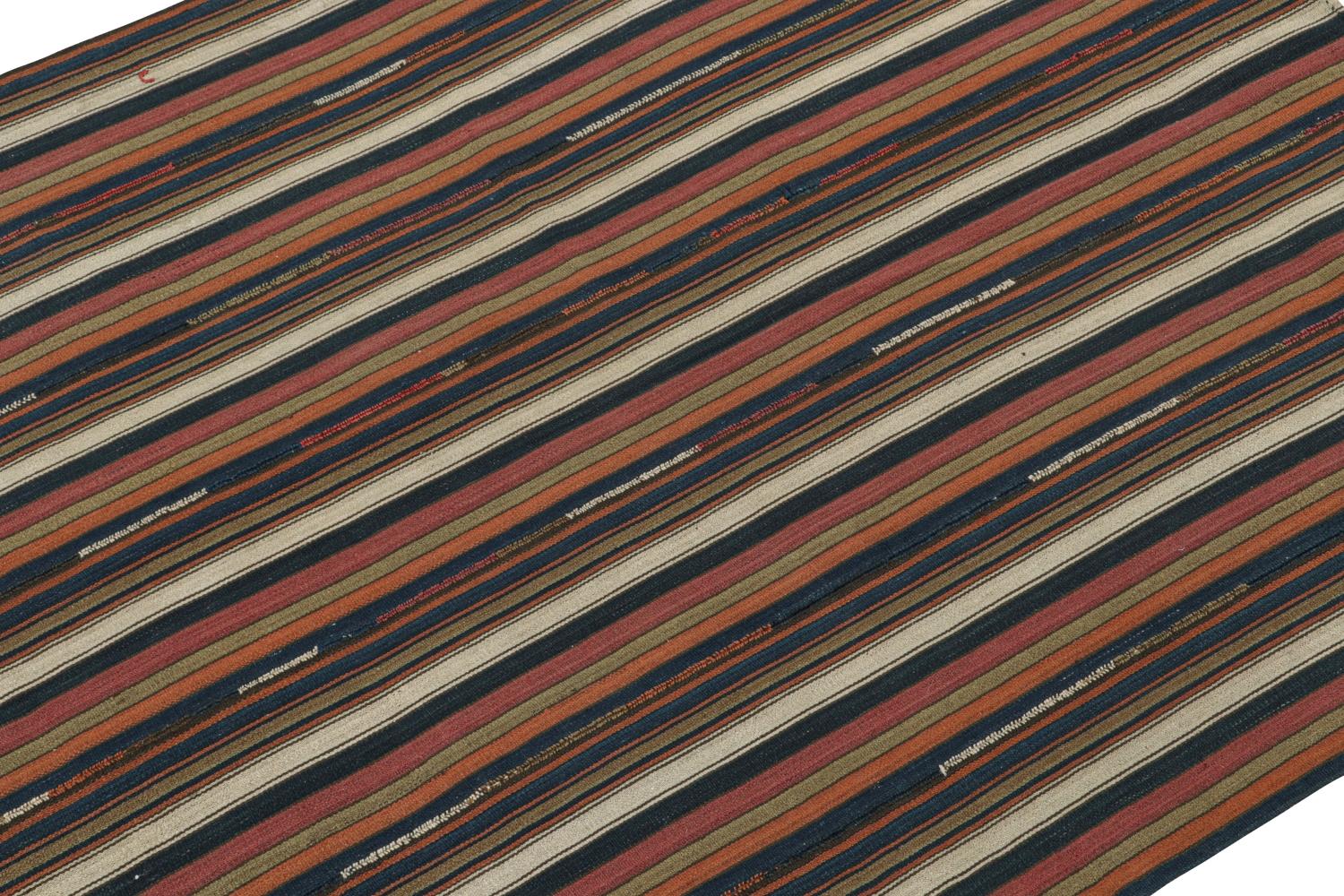 Dieser antike persische Kelim 5x6 ist ein seltener Schahsavan-Stammes-Teppich im Jajim-Flachgewebe-Stil, der um 1890-1900 in Wolle gewebt wurde. 

Über das Design: 

Dieser Stammesteppich besticht durch seine archaischen Farben in einem