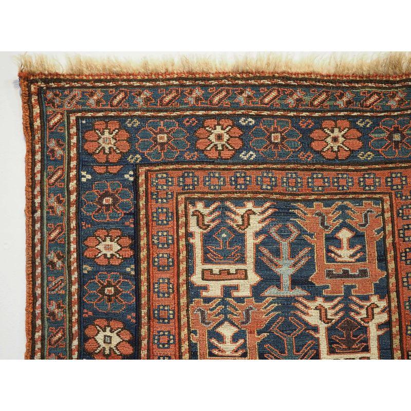 Antique sacoche de selle Shahsavan face en technique soumak.

Une face de sac soumak exceptionnelle avec le motif classique de l'oiseau de Shahsavan, de superbes teintures naturelles.

La face du sac est en excellent état d'origine, avec une