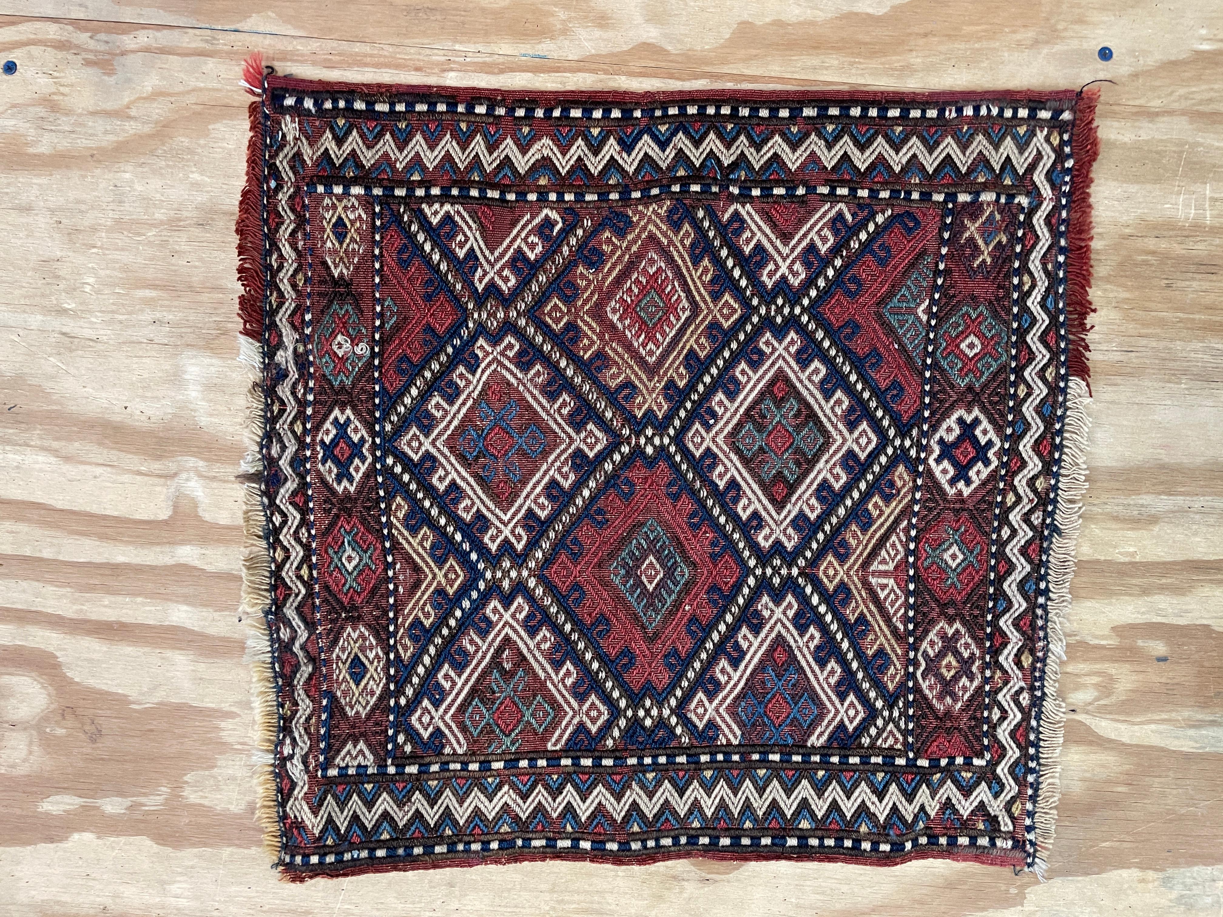 Misure: Top: 
Part of Azerbaijan cargo bag o Mafrash - bedding bags,  ottagonale uncinato blu, rosso e avorio, all'interno di due bordi secondari a motivo geometrico. I mafrash sono stati realizzati in gran numero dalle popolazioni tribali Shahsevan