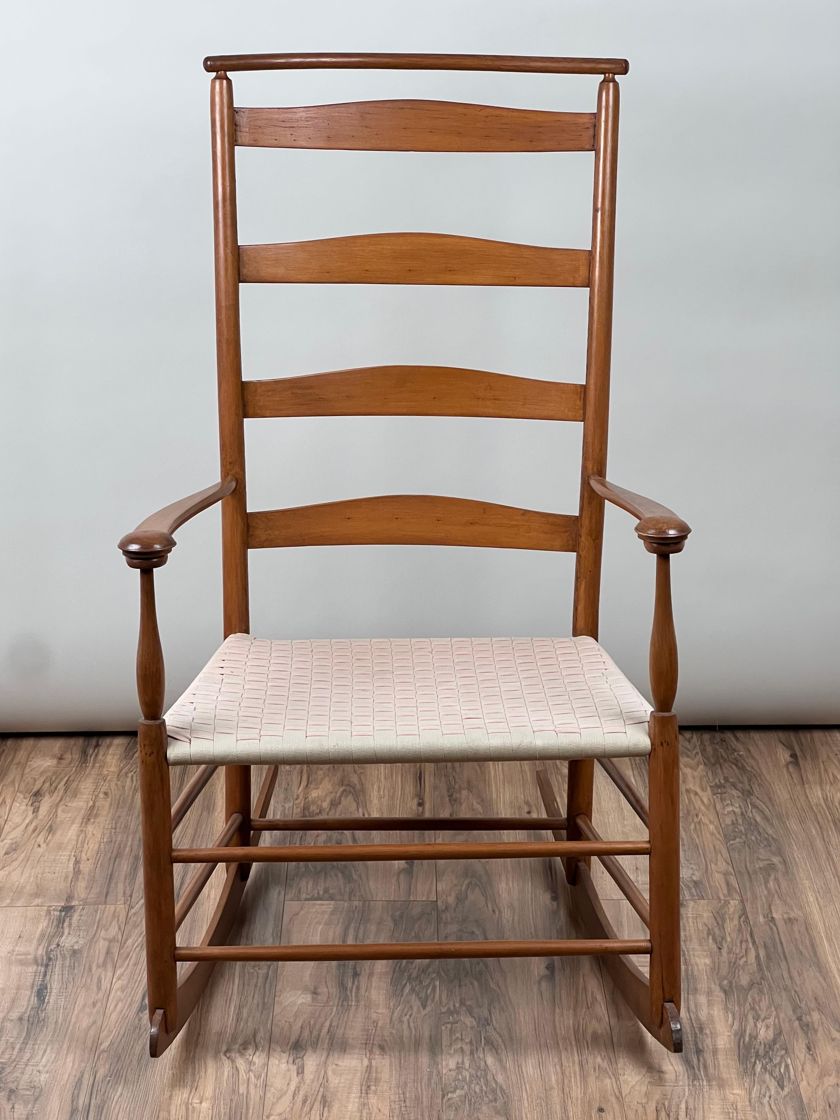 Cette remarquable chaise à bascule Shaker #7, attribuée aux Shakers du Mont-Liban, offre un exemple intemporel de design minimaliste associé à un savoir-faire artisanal exceptionnel. Probablement fabriquée en frêne et en pin, cette chaise présente